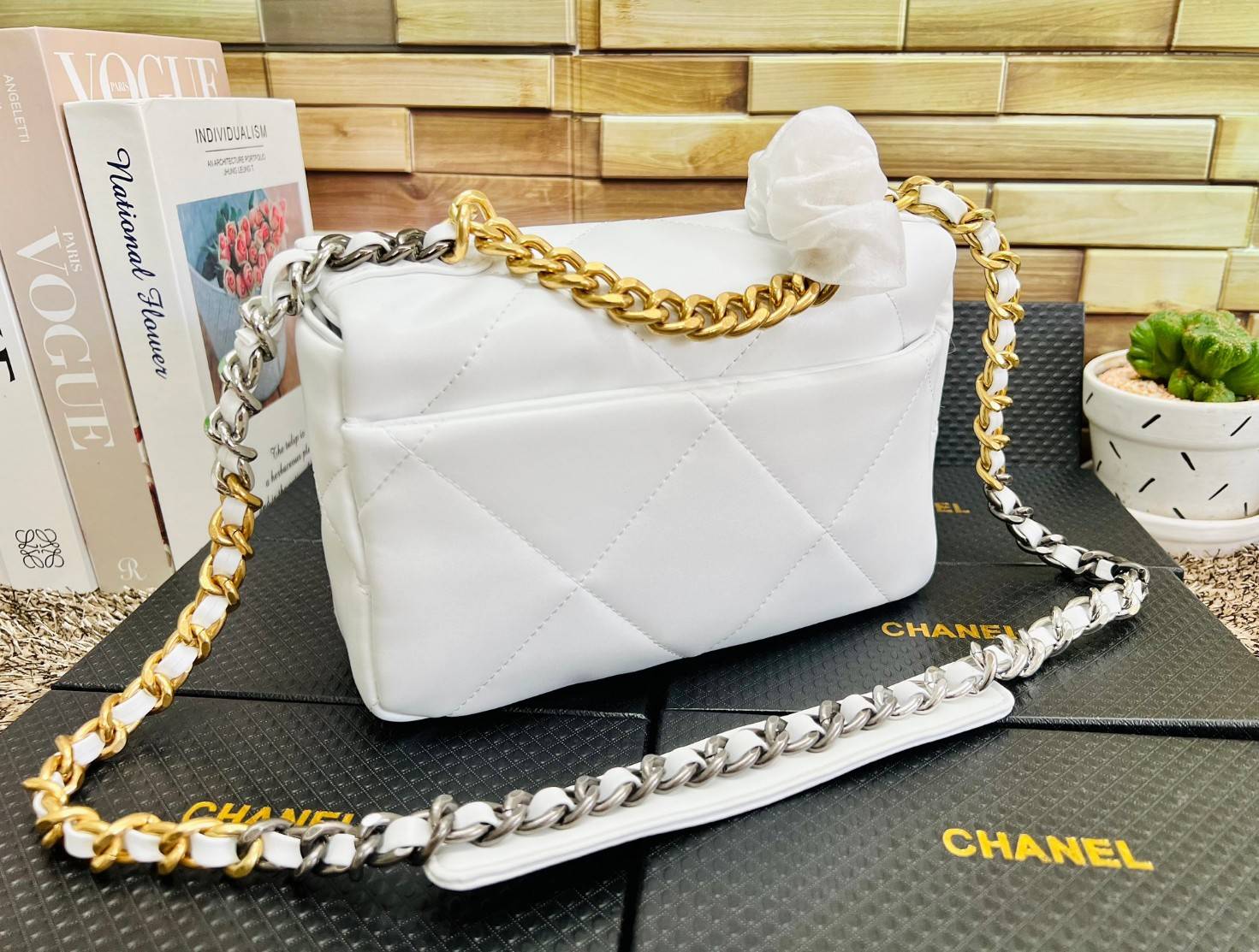 CHANEL 19 FLAP BAG / CHANEL LEATHER SHOULD BAG จำนวนจำกัด_หนึ่งในรุ่นที่สาวๆต้องมีค่า 🌟พร้อมส่ง ที่สุดของความคลาสสิค ห้ามพลาด ก่อนหมดค่ะ! กับกระเป๋าที่สามารถหิ้วได้