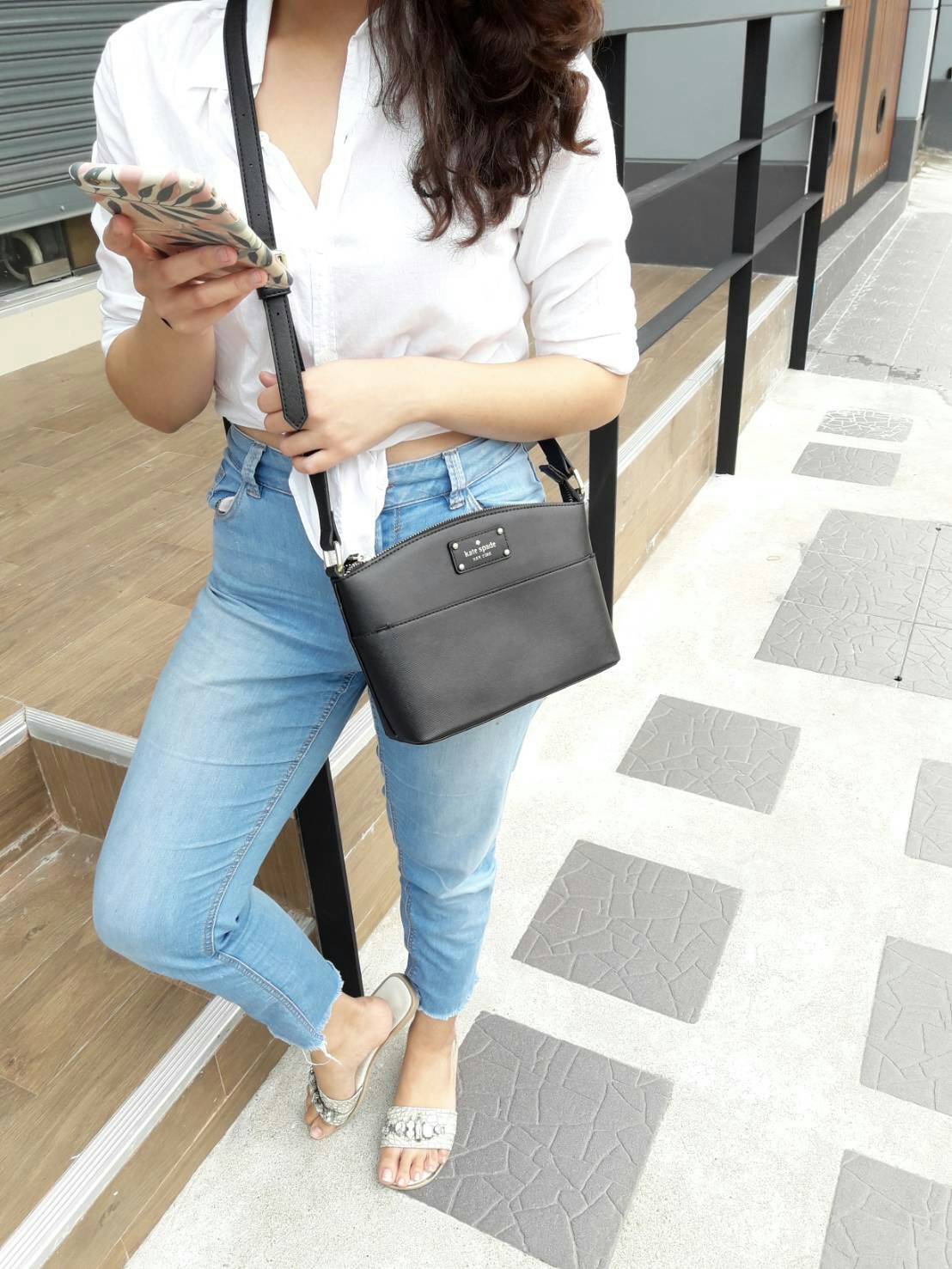 Kate Spade New York Mini Cross Body Bag กระเป๋าถือหรือสะพายหนัง Saffiano สวยหรูอยู่ทรงสไตล์ PRADA ด้านหน้าประดับโลโก้สีทองสวยไฮโซ มาพร้อมสายสะพายยาวปรับได้ ภายในมีช่องซิปและช่องเล็ก ซับในอย่างดีสกรีนลายตามแบบฉบับของแบรนด์ภายในกว้างจุใส่กระเป๋าสตางค์ใบยาวข