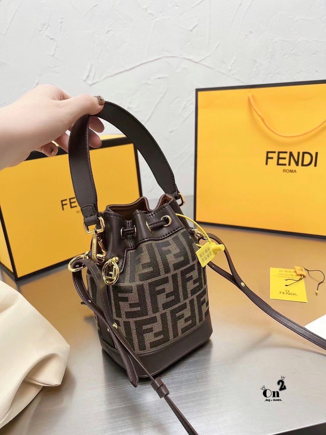 FENDI MINI BUCKET BAG / Fendi Mon Tresor Beige Raffia mini Bag กระเป๋าสะพายทรงขนมจีบยอดฮิต ไซส์มินิ ที่น่ารักน่าใช้มาก ดีไซน์สวยอยู่ทรง วัสดุผ้าแคนวาสสลับหนังแท้ ดีเทลห่วงคล้องอะไหล่สวยหรู มาพร้อมสายสั้นคบ้องแขน และสายครอสบอดี้สำหรับสะพายข้าง สลับใช้ได้ไม