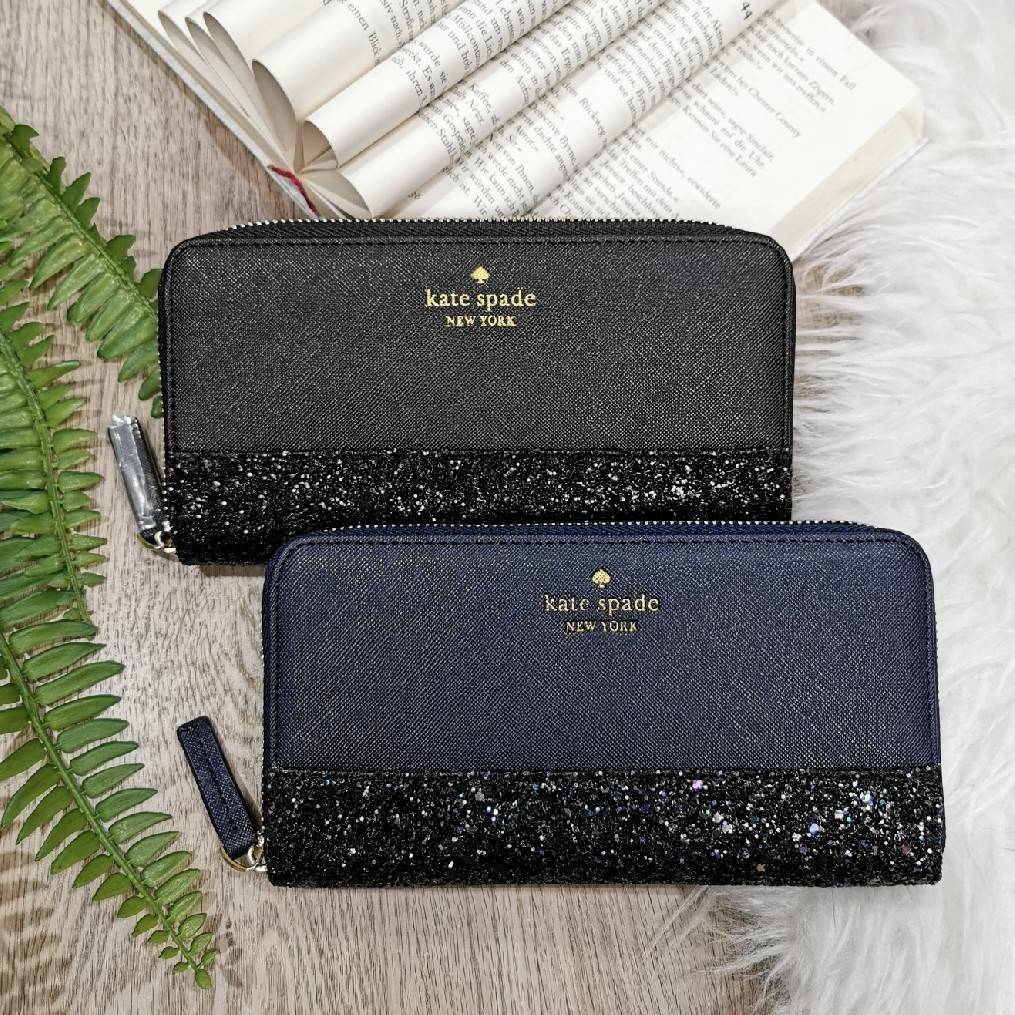 KATE SPADE NEW YORK GLITTER LONG WALLET กระเป๋าสตางค์ใบยาวรุ่นใหม่ล่าสุดจาก KATE SPADE FACTORY หนัง SAFFIANO ตัด Gitter วิ้งๆสวยหรูอยู่ทรงตามคอนเซปคอลเลคชั่นใหม่ เปิดปิดด้วยซิปรอบด้านหน้ามีโลโก้สวยเรียบหรูภายในมีโลโก้ ช่องซิปกลาง ช่องใส่บัตรหลายช่อง สามาร
