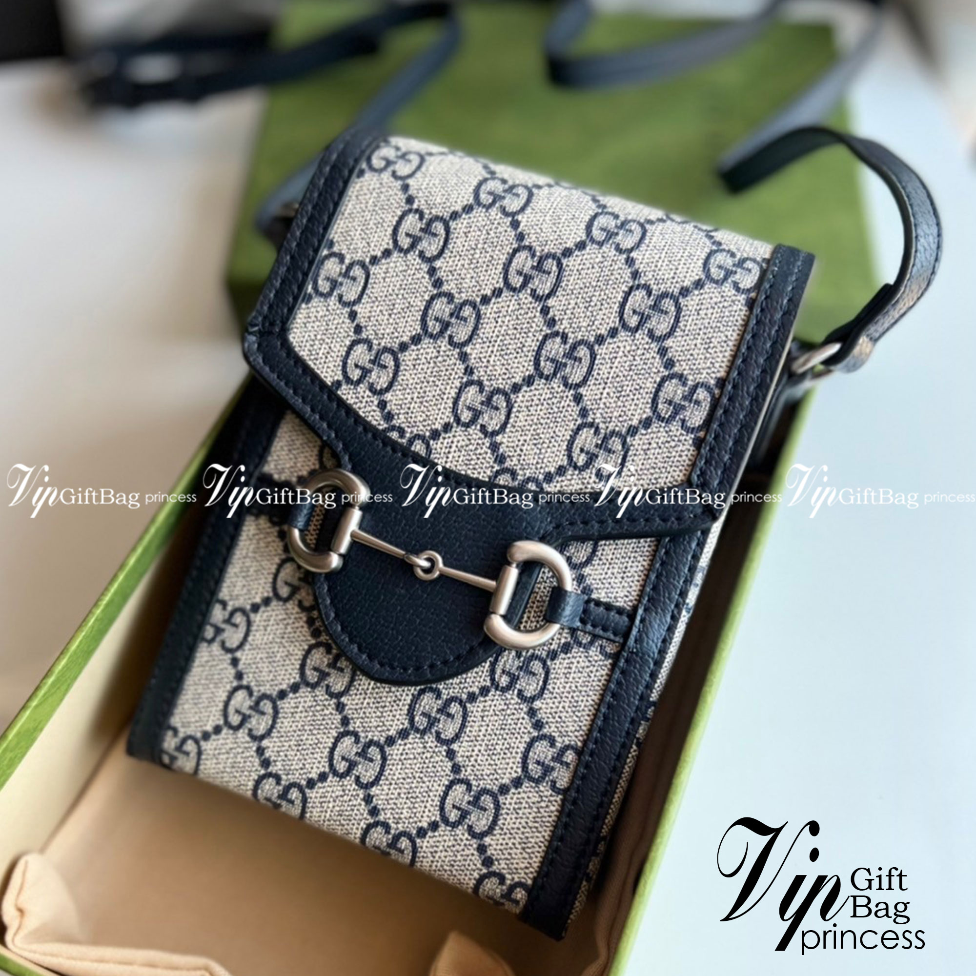 Gucci Horsebit 1955 mini bag / Gucci Phone Bag ออริจินอล รุ่นยอดฮิต ไซส์มินิ ที่ใครๆก็ต้องรู้จัก!! กับกระเป๋าขนาดมินิในรูปแบบผ้าแจ็คการ์ดสีขาวงาช้างและน้ำเงิน ได้รับแรงบันดาลใจมาจากดีไซน์ดั้งเดิม ซึ่งแอคเซสเซอรี่นี้โดดเด่นด้วยรายละเอียดดั้งเดิมที่ทันสมัยโ