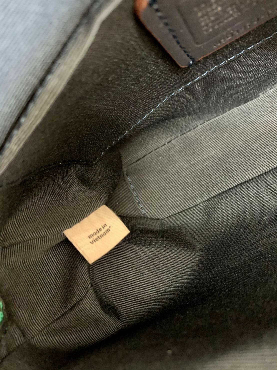 COACH JES CROSSBODY IN COLORBLOCK((72704)) พร้อมส่งอีกครั้ง ห้ามพลาดก่อนหมดค่ะ! กระเป๋าสะพายข้าง//หรือครอสบอดี้ร์ หนังแท้นิ่ม ลายหนังสวยงาม ด้านหน้ามีโลโก้แบรนด์แบบรถม้าเก๋ไก๋ค่ะ มี2ช่องซิปหลักให้ใส่ของ;สามารถใส่กระเป๋าเงินใบยาวได้;ของอื่นๆได้หลายอย่างเลย