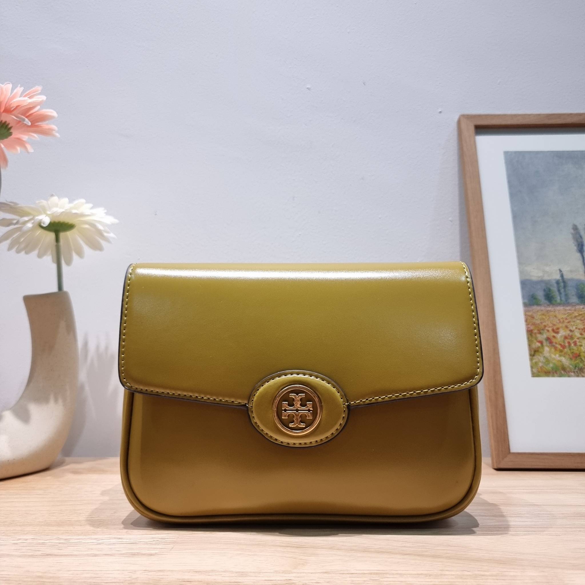 TORY BURCH ROBINSON SPAZZOLATO CONVERTIBLE SHOULDER BAG คอลเลคชั่นใหม่ สวยก่อนใคร ในราคาสุดคุ้ม! กับกระเป๋าสะพายไหล่ ดีไซน์สุดหรู หนังแก้วเงาสวยคม สีผู้ดี รูปทรงใช้งานได้ทุกลุค