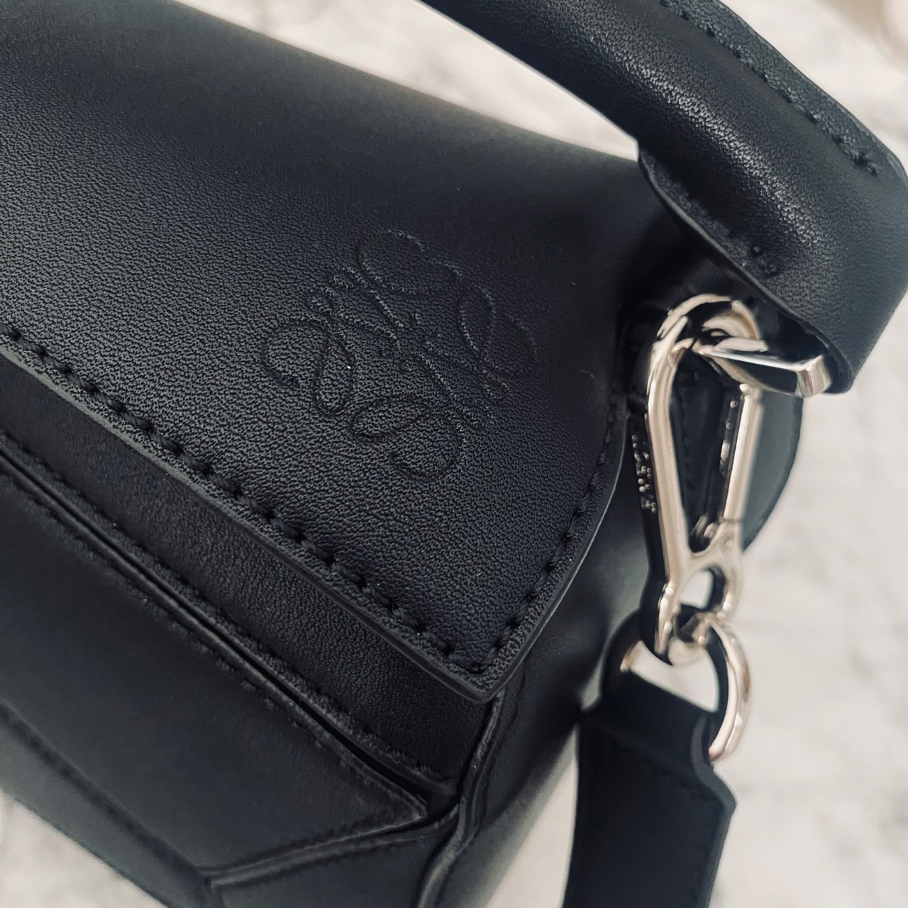 LOEWE Puzzle bag in smooth leather กระเป๋าสะพายทรงกล่องเรียบแต่หรูคูลและเท่ห์ สุดยอดแบรนด์ที่ดีไซน์เป็นเอกลักษณ์ โดดเด่น สไตล์พัซเซิล ใช้ได้ทั้งชายหญิง