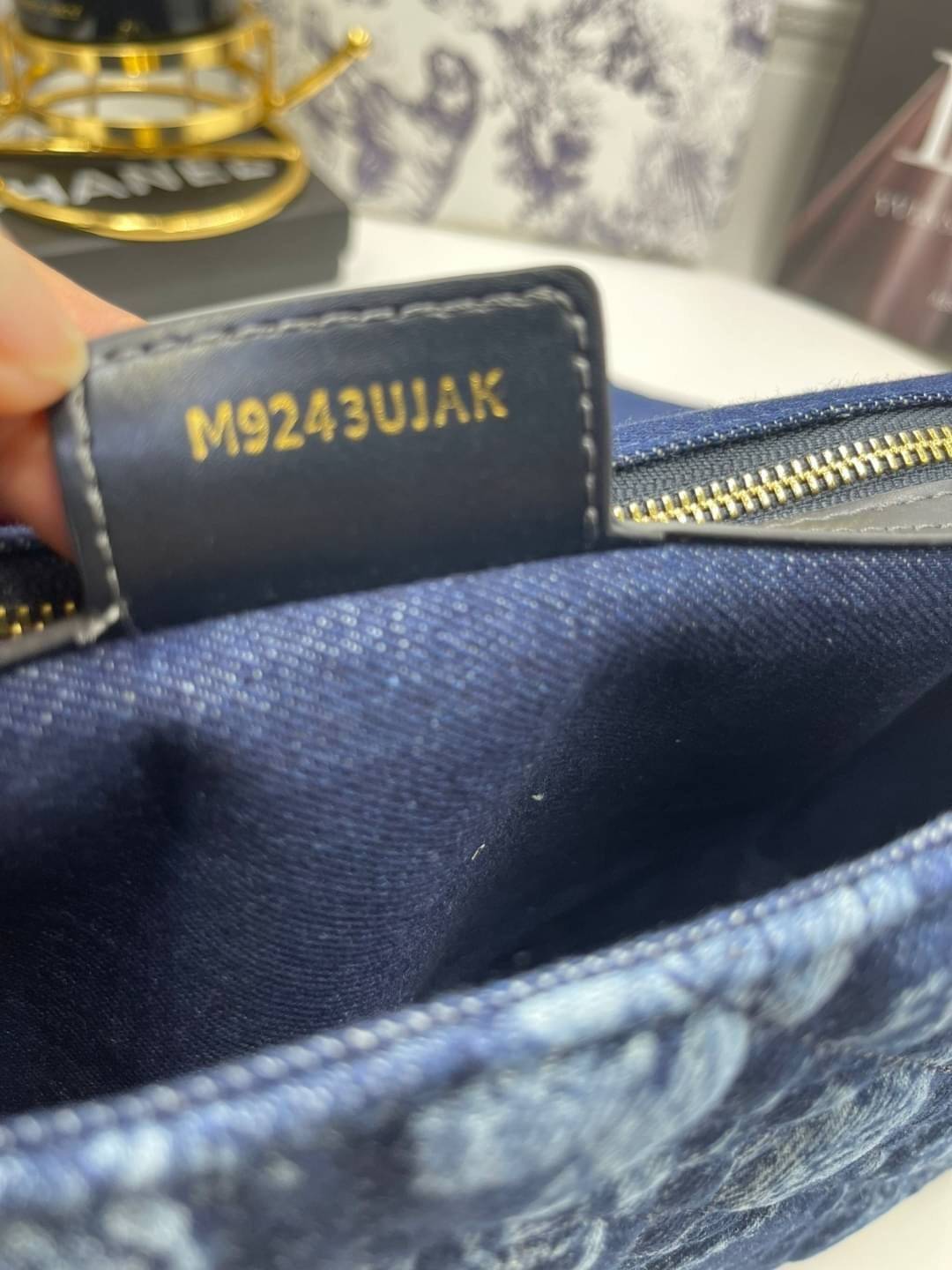 หนังแท้ Large Dior Caro Bag Blue Dior Flowers Cannage Denim กระเป๋าสะพายทรงกล่องเปิดหน้า งานหนังแท้และเดนิมแจ็กการ์ดอย่างดี แต่งอะไหล่CD ด้านหน้า มาพร้อมสายสะพายหนังสลับโซ่อะไหล่ทองหรูหรา สามารถปรับระดับได้ ถอดออกได้ ภายในโล่งกว้างจุของได้เยอะ ภาพสินค้าถ่
