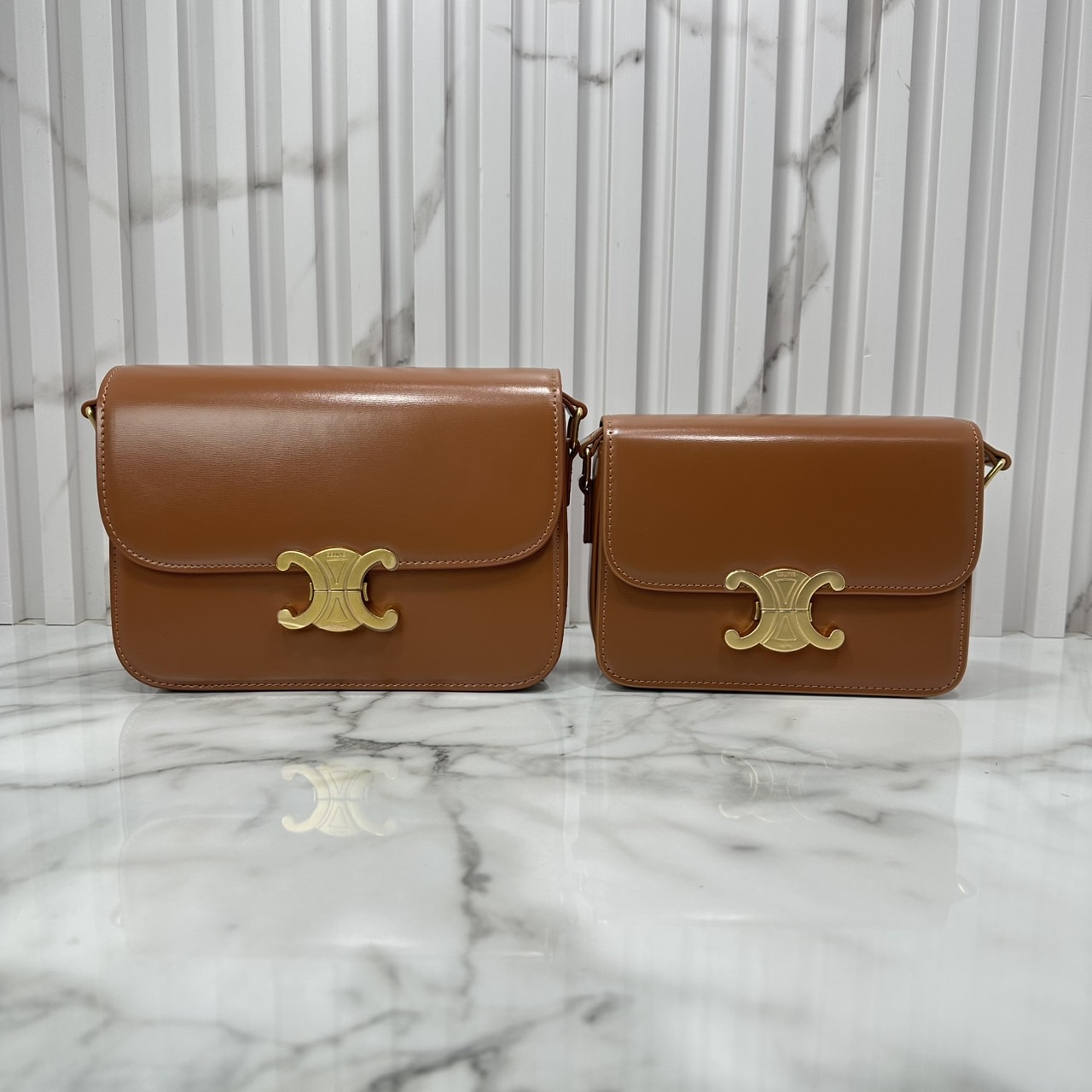 ORI หนังแท้ | 7" CELINE TRIOMPHE TEEN BAG in glossy leather กระเป๋าสะพายรุ่นยอดนิยม ถ่ายทอดให้เห็นถึงแก่นแท้ของสไตล์แบบ CELINE งานหนังเรียบเงาสวยหรูหรา