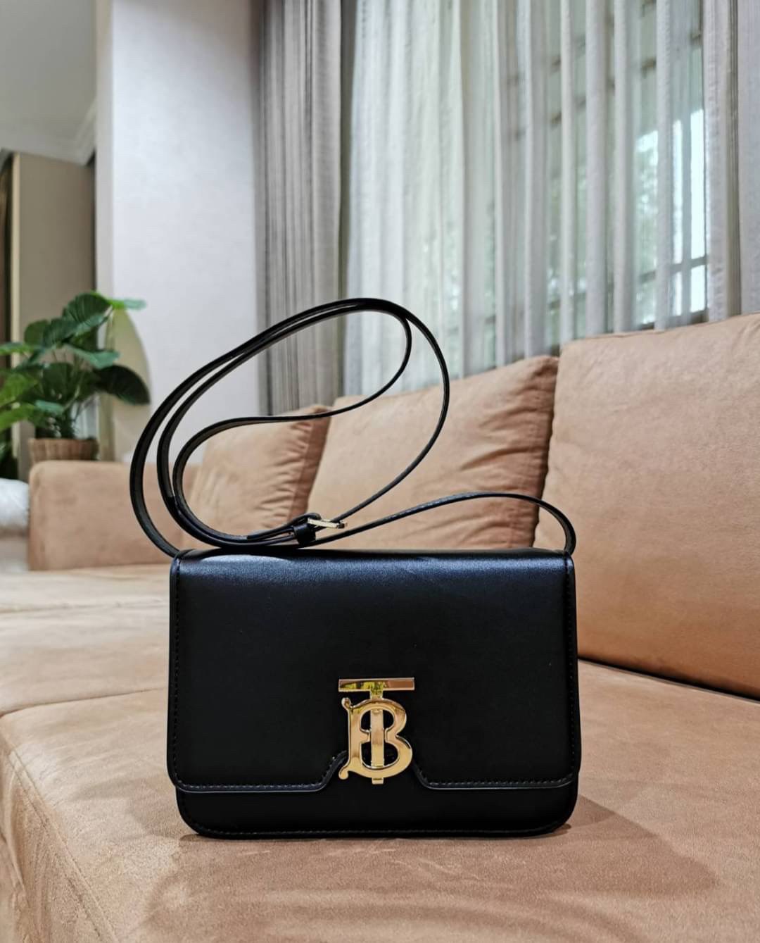 พรีเมี่ยมกิ๊ฟแท้ 100% 】BURBERRY FRAGRANCES CROSSBODY BAG VIP GIFT WITH PURCHASE (GWP) กระเป๋าสะพายพรีเมี่ยมกิ๊ฟ Limited Edition จากน้ำหอม BURBERRY DUTY FREE วัสดุ Calfskin หนังเรียบสวยอยู่ทรงดีไซน์ยอดนิยมประดับโลโก้แบรนด์ทองด้านหน้า