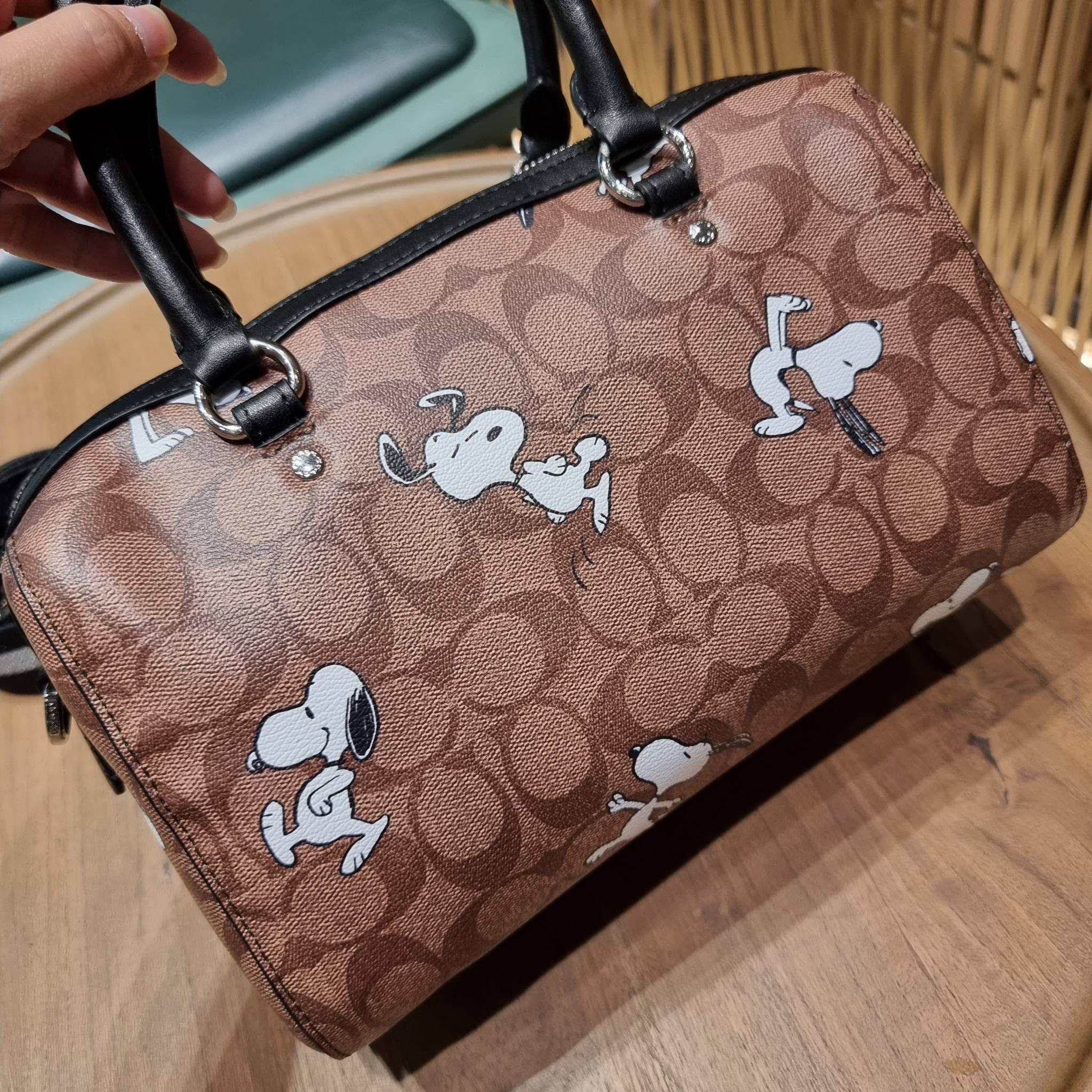 COACH C4118 COACH x PEANUTS ROWAN SATCHEL IN SIGNATURE CANVAS WITH SNOPPY PRINT สนูปพีที่สุดของคอลเลคชั่นแห่งความน่ารัก มาในดีไซน์ของกระเป๋าทรงหมอนยอดฮิต คลาสสิคใช้งานได้ไม่มีเบื่อ รอบนี้มาให้พร้อมสายสะพาย crossbody แบบสปอร์ต ทำให้ใช้งานได้อย่างกระฉับกระเ