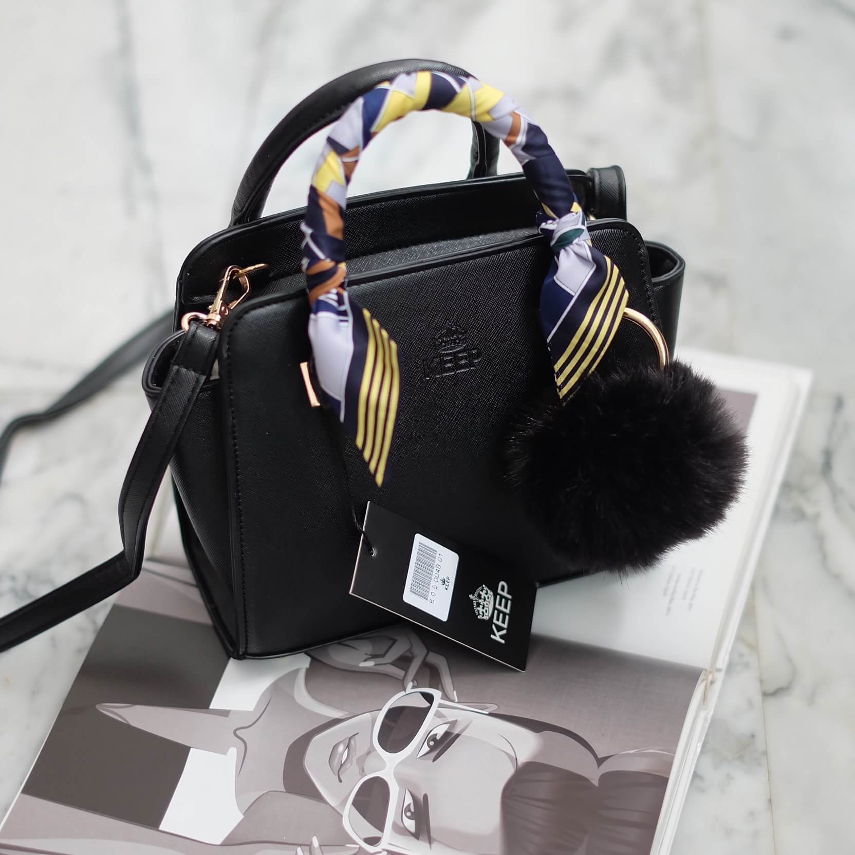 งานแท้ชนช้อป 👍 รุ่นใหม่ล่าสุด หนัง saffiano สวยมากๆค่า รุ่น KEEP saffiano leather Mini office bag สวย น่ารัก ขนาดตอบทุกโจทย์การใช้งาน เห็นแล้ว #หลงรักเลยคะ 🌲ตัวกระเป๋าขนาดกำลังดีหนังsaffiano ลายสวยที่สำคัญ ดูแลรักษาง่าย ประดับด้วยผ้าพันหูกระ