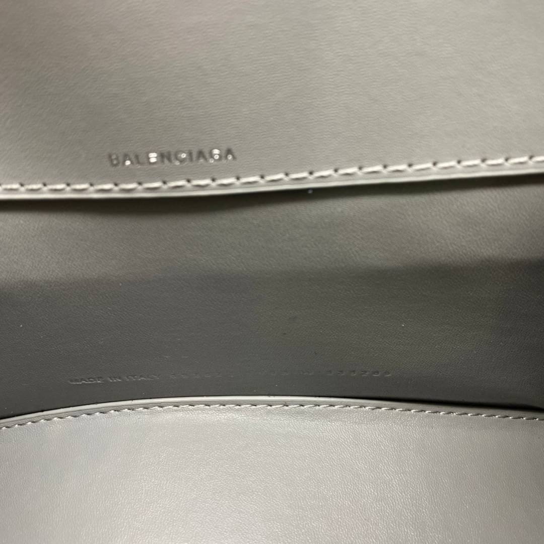 หนังแท้ BALENCIAGA HOURGLASS TOP HANDLE XS Shiny crocodile embossed calfskin การสร้างสรรค์ที่มีเอกลักษณ์เฉพาะตัว หรูหรา โทนสีโดดเด่น วัสดุหนังแท้ลายจระเข้ ภายในโล่งกว้างหนังแนปป้าอย่างดี เกรดออริจินอล ตอบโจทย์ได้ทุกลุค ทุกไลฟ์สไตล์ ภาพสินค้าถ่ายจากงานขายจ