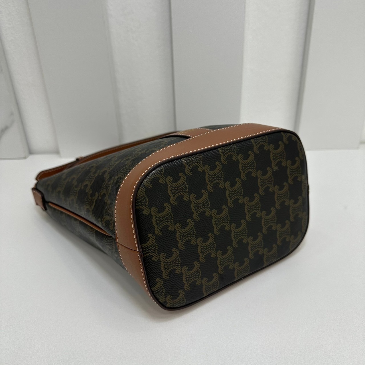 CELINE Small Bucket Bag in Triomphe Canvas 7" กระเป๋าสะพายทรงบัคเก็ต พิเศษพร้อมใบลูกสะดวกใช้งาน โท้ทรุ่นแรกของแบรนด์ที่ได้รับความนิยมมากที่สุด