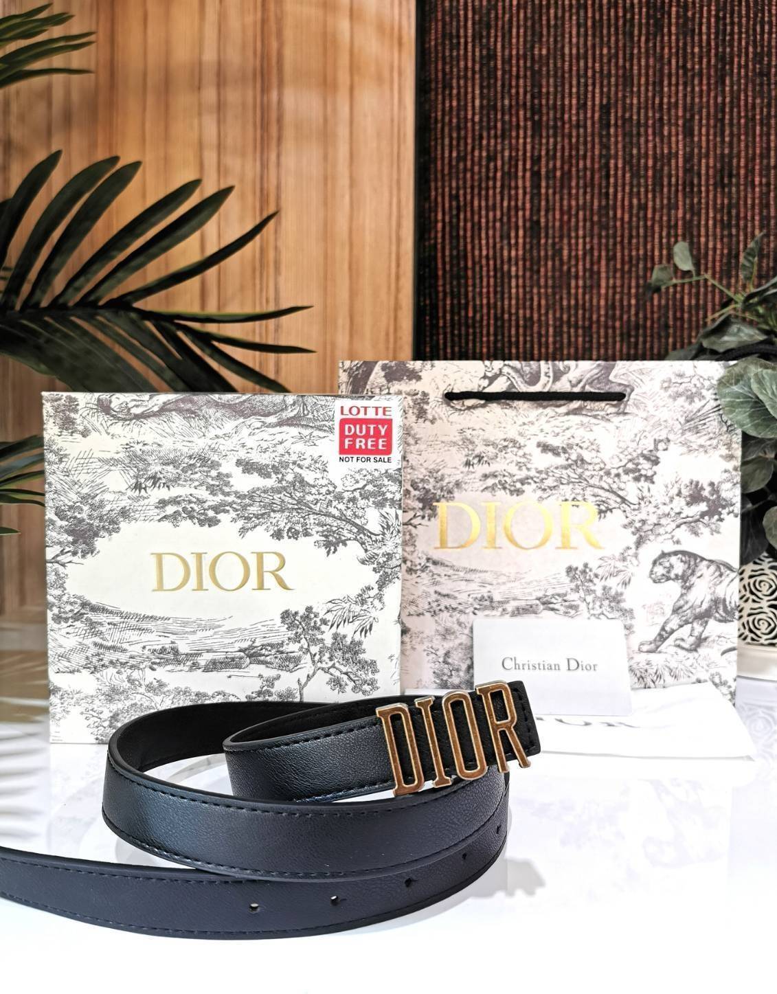 "Dior" Belts 3D Logo VIP Gift With Purchase GWP พรีเมี่ยมกิ๊ฟ Limited จาก Christian Dior Perfume Dutyfree Counter ดีไซน์สุดคลาสสิคหัวเข็มขัด Vintage วัสดุ 3D Gold Metal สายหนังแท้สีดำปรับระดับได้ Black & Gold เข้าได้กับทุกลุ๊คทุกสไตล์การเเต่งตัว
