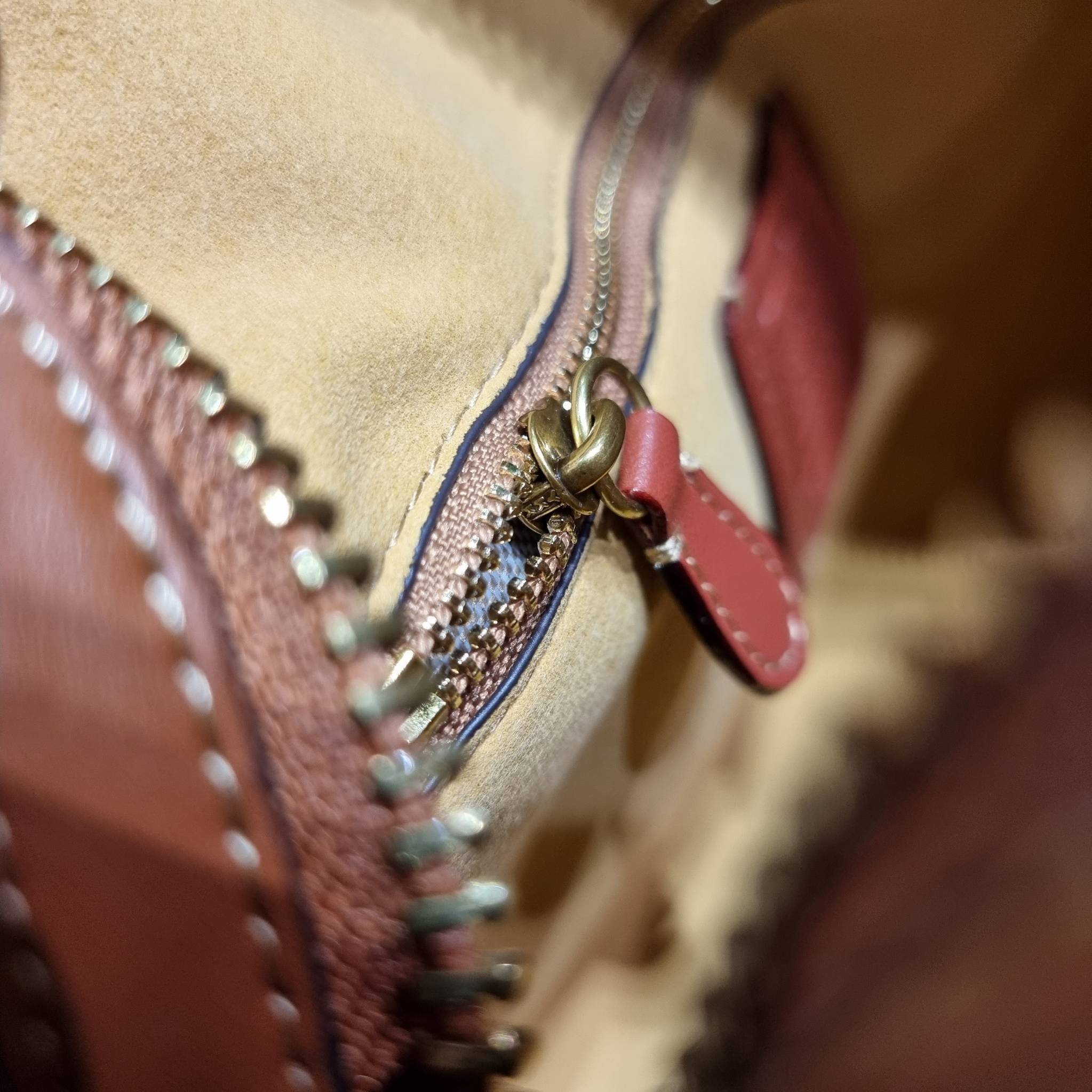 COACH C8529 RUBY SATCHEL 25 IN SIGNATURE TEXTILE JACQUARD ใหม่ก่อนใคร ไม่ต้องรอพรี! กับกระเป๋าทรงหมอนดีไซน์ใหม่ ใบใหญ่ แต่น้ำหนักเบา ด้วยวัสดุผ้า jacquard ถักทอลายซีเอกลักษณ์ ตัดสลับหนังแท้ เพิ่มดีเทลความหรู มาพร้อมหูจับในตัว และสายสะพายครอสสีเข้ากับตัวกร