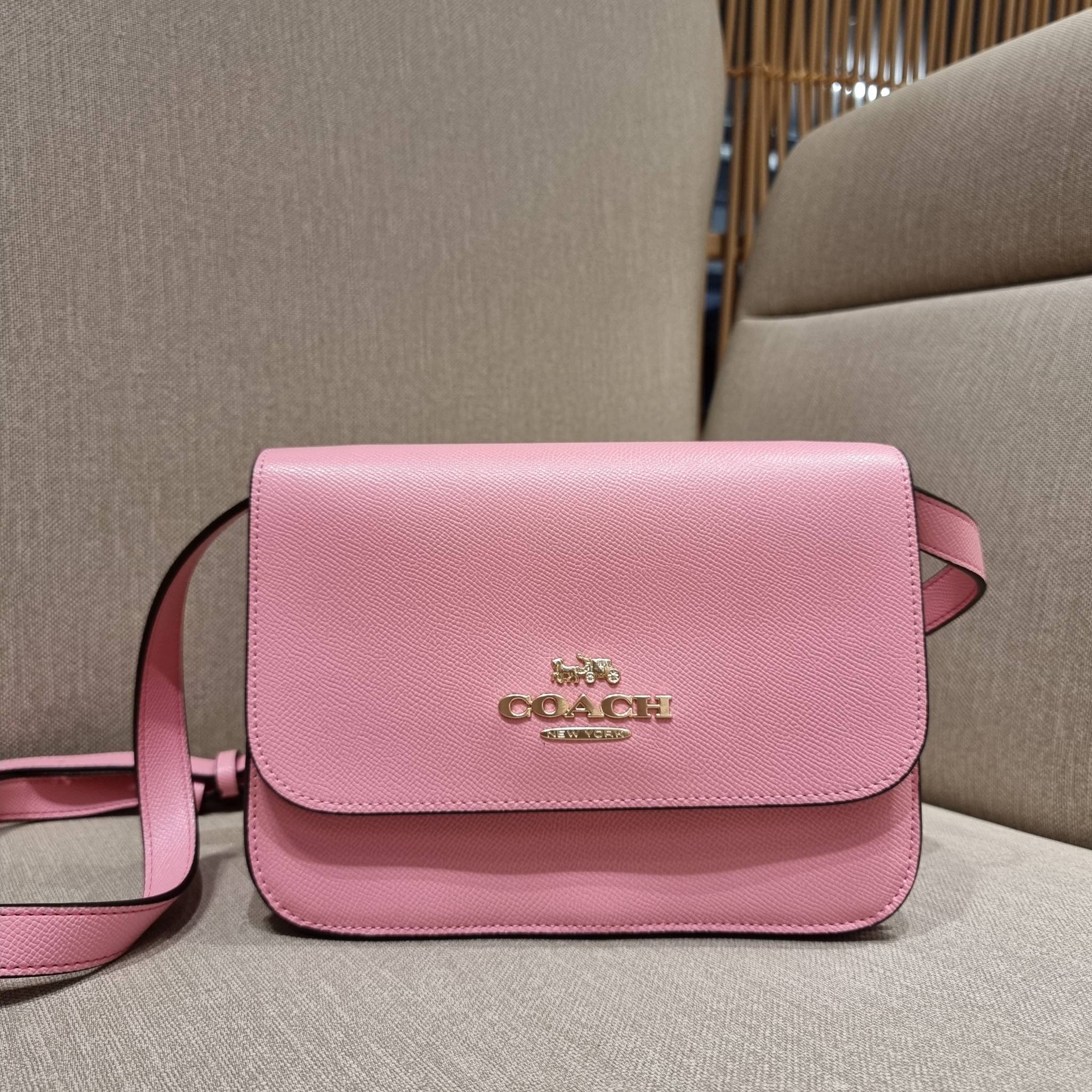 COACH C5632 BRYNN FLAP CROSSBODY แซ่บที่สุด ใหม่ที่สุด!! คอลเลคชั่นใหม่!! มองยังไงก็หลงรักละสายตาไม่ไหว กระเป๋าสะพายข้างลุคไฮน์ ที่ดีไซน์ออกมาได้ปัง และดูแพงมากๆ ด้วยดีเทลคลาสสิค รูปทรงใช้งานง่าย เรียบๆแต่มีดีเทล วัสดุหนัง crossgrain สวยคม!!! เปิด-ปิดด้วย