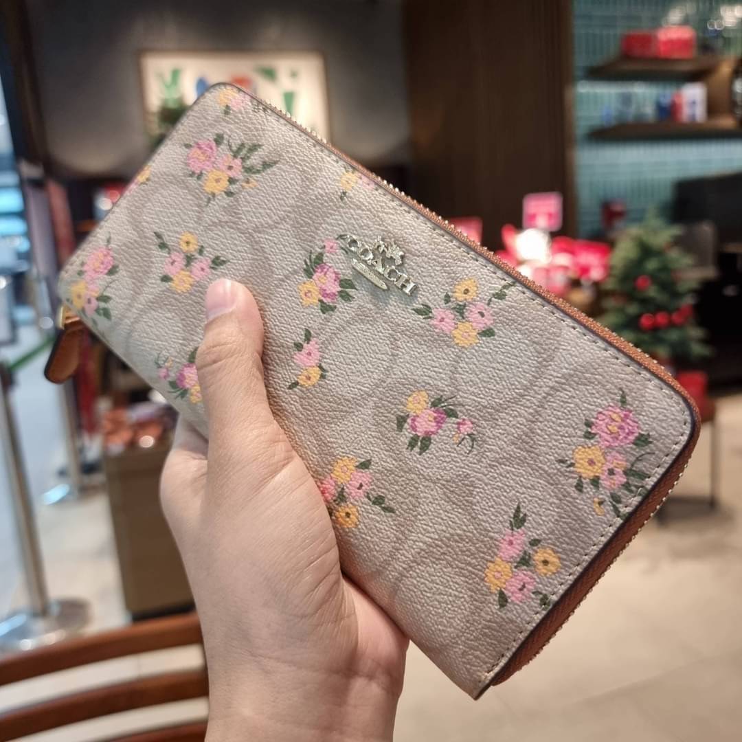 COACH ACCORDION ZIP WALLET IN SIGNATURE CANVAS WITH DAISY BUNDLE / MEADOW PRAIRIE / SPACED WILDFLOWER / DAISY BUNDLE PRINT C0033/F31778/69832 กระเป๋าสตางค์ใบยาว ลวดลายน่ารักน่าใช้มากๆ พื้นเป็นลายซีเอกลักษณ์ วัสดุหนังแคนวาสเคลือบลาย เปิด-ปิดด้วยซิปรอบ ใส่ม