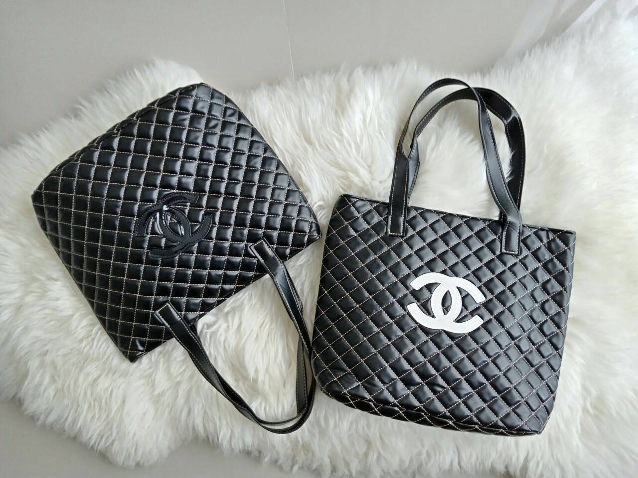 CHANEL LARGE VIP TOTE BAG สินค้าสมนาคุณจากงาน VIP GIFT แบรนด์ดังสุดหรูอย่าง CHANEL โดดเด่นด้วยตัวกระเป๋าขนาดใหญ่ จุของได้เยอะ วัสดุหนัง PU นิ่ม ด้านหน้าปักด้วยโลโก้ CC หนังแก้ว เปิดปิดด้วยกระดุมแม่เหล็ก ด้านในผ้าบุปั้มแบรนด์ชาแนล มีช่องใส่ของใหญ่ แถมแบ่งช