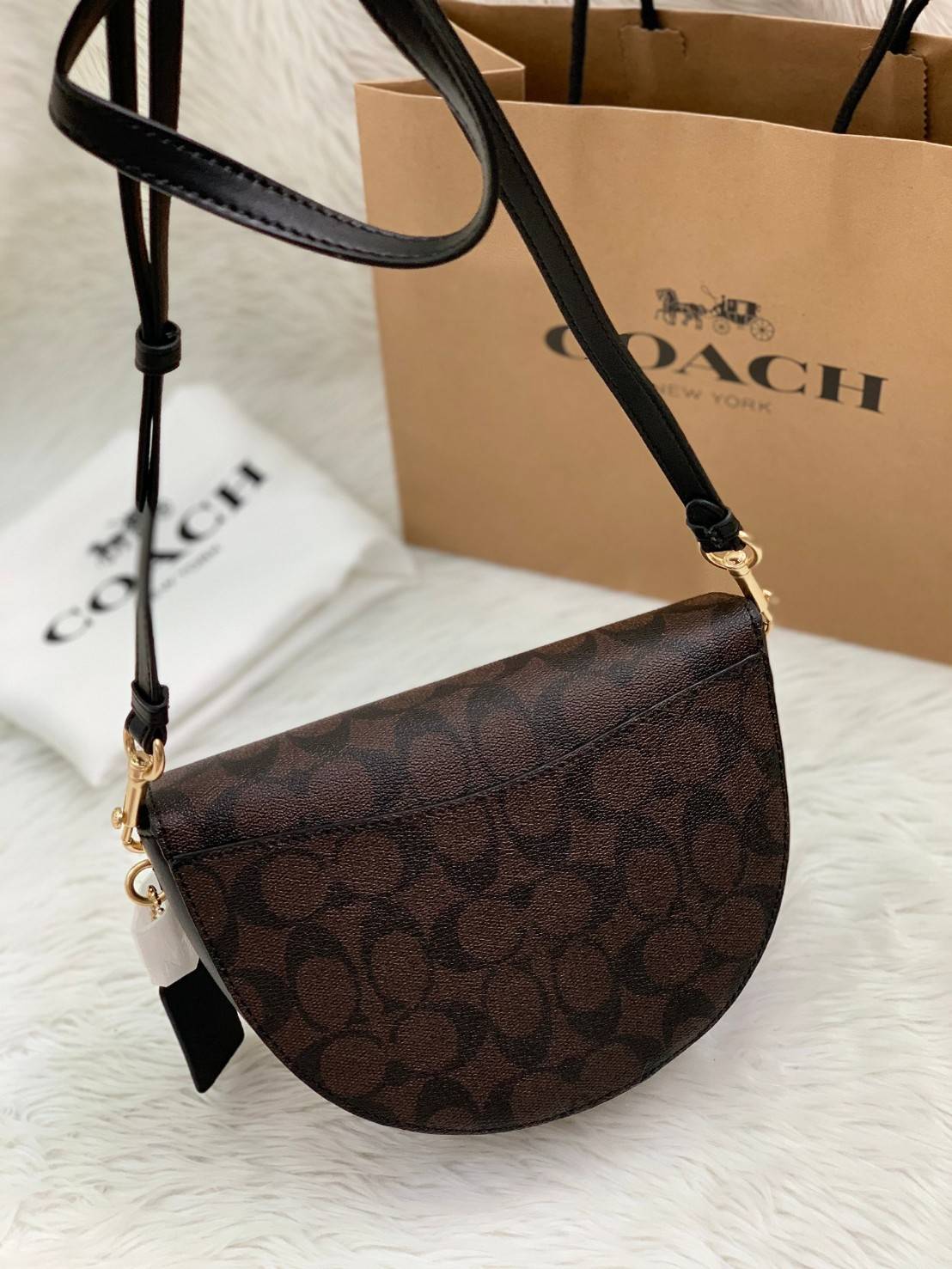 พร้อมส่งที่ไทยครบทั้ง6สีค่ะ 😘 Coach Ellen Crossbody In Signature ((C1432)) กระเป๋าทรงฮาฟมูนรูปทรงคลาสสิก ออกแบบให้มีลักษณะโค้งมน ไม่ดูเป็นทรงแข็งจนเกินไป ดีไซน์และสีของกระเป๋ายังเรียบง่าย เข้าได้กับทุกชุด สะพายครอสบอดี้ร์//สะพายข้าง หรือถือแบบคลัท