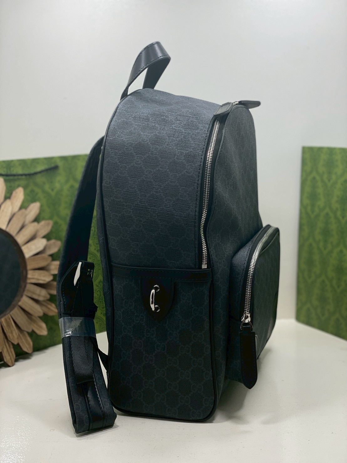ORI หนังแท้ | Black Gucci GG Emblem medium backpack กระเป๋าสะพายหลัง กระเป๋าเป้ ดีไซน์เรียบง่าย รูปทรงใช้งานง่าน ภายในโล่งกว้าง จุของได้เยอะ