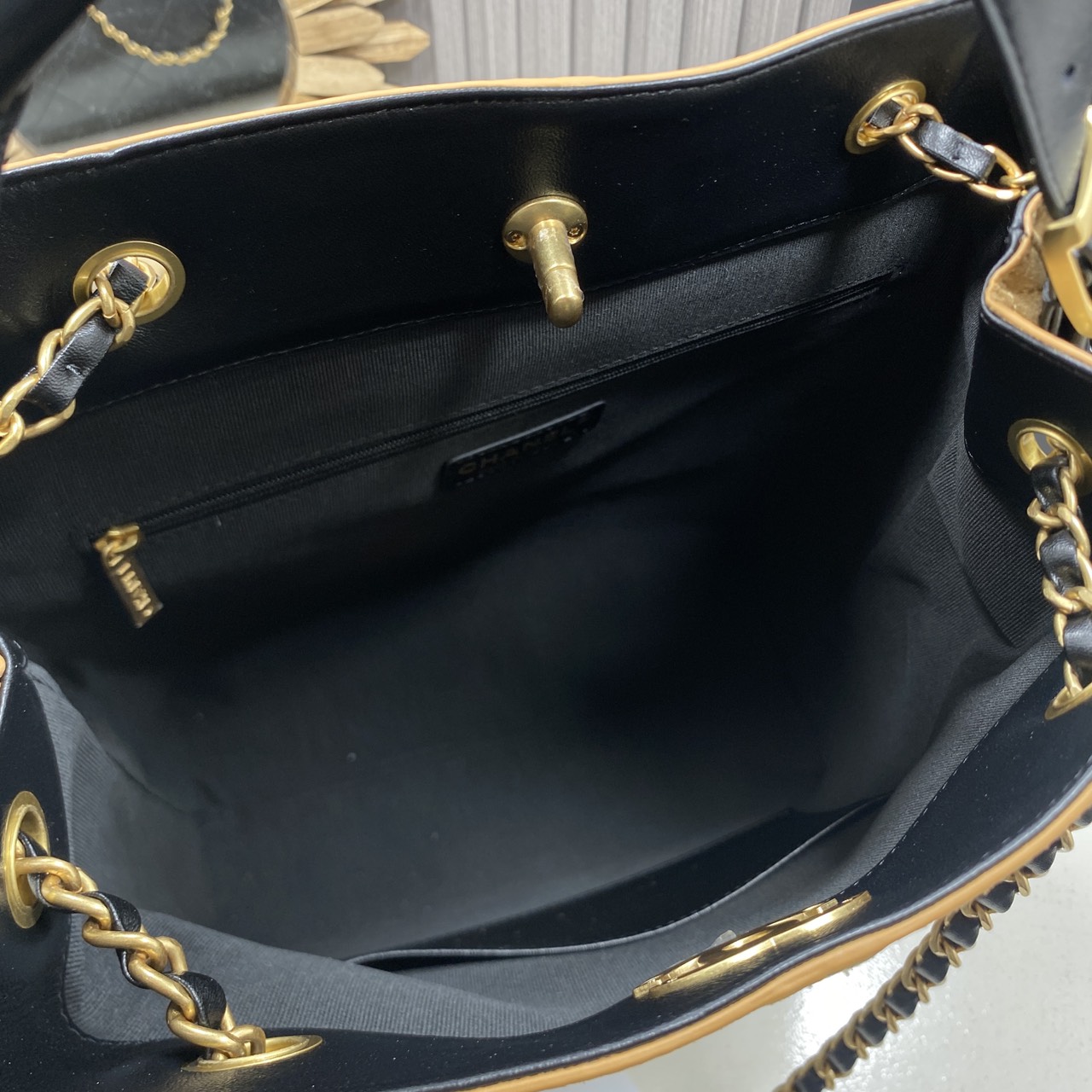 ORI หนังแท้ | CHANEL Shopping Bag 25A Suede Bag กระเป๋าช้อปปิ้งทรงโท้ท ดีไซน์ใหม่ทรงยาว หนังกลับสีทูโทน ในคอล Métiers D'art 2024/25 ดีไซน์ใหม่หนังกำมะหยี่โทนน้ำตาล ใช้งานง่าย สวยหรูดูแพง