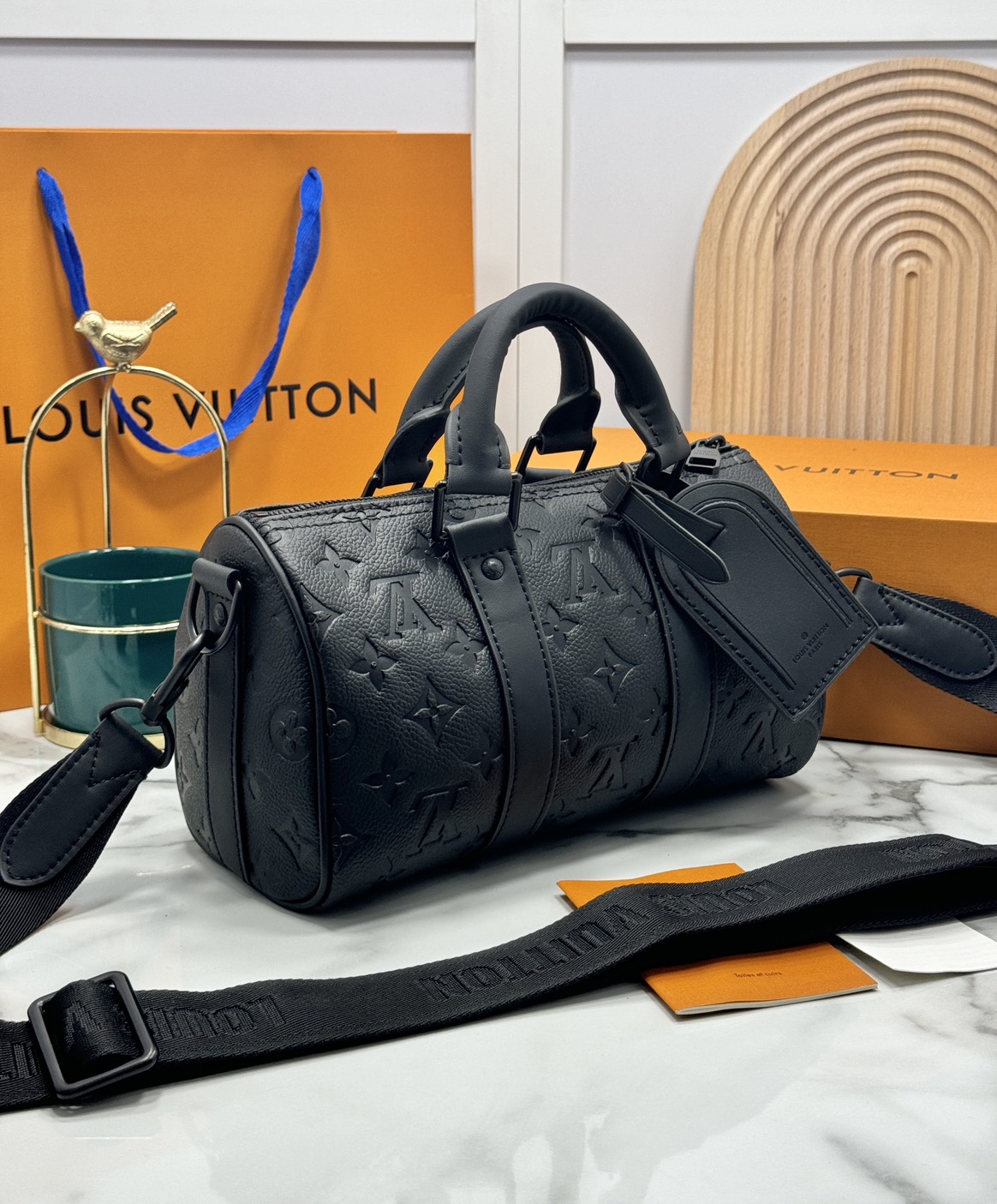 TOP ORI หนังแท้ | LV Keepall Bandoulière 25 กระเป๋าสะพายทรงหมอนสุดไอคอนิก หนังแท้ Taurillon ลายเกรน ฉลุลายโมโนแกรมสวยหรูคลาสสิก โทนสีหรูหราเข้ากันอย่างลงตัว