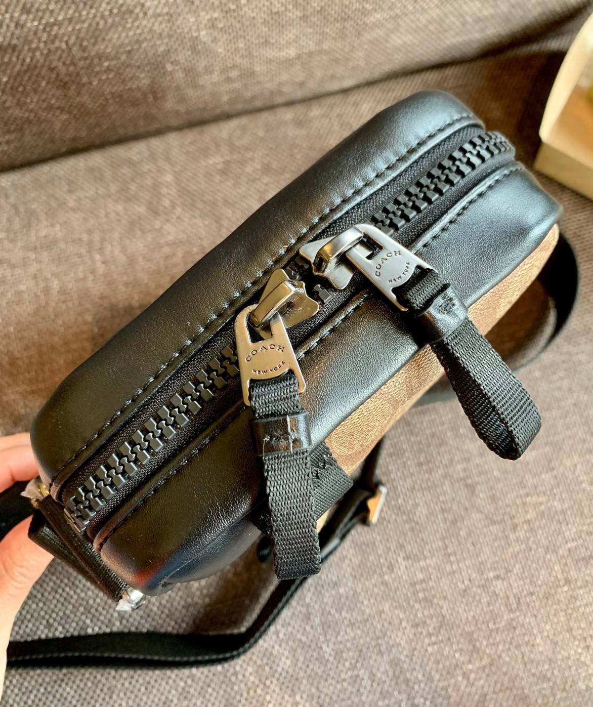 รุ่นที่คุณผู้ชาย2021 ต้องมีค่ะ💥 COACH 6788 EDGE STRADDLE SHOULDER BAG พร้อมส่งที่ไทย น่าใช้มากๆค่าา🔥 กระเป๋าสะพายแบบครอสบอดี้ร์ ทรงสวย หนังแท้นิ่มอย่างดีค่ะ ด้านหน้ามีช่องซิปซ่อนให้หนึ่งช่องนะคะ เปิดปิดช่องหลักแบบซิปคู่ภายในลึก ใส่ของจำเป็