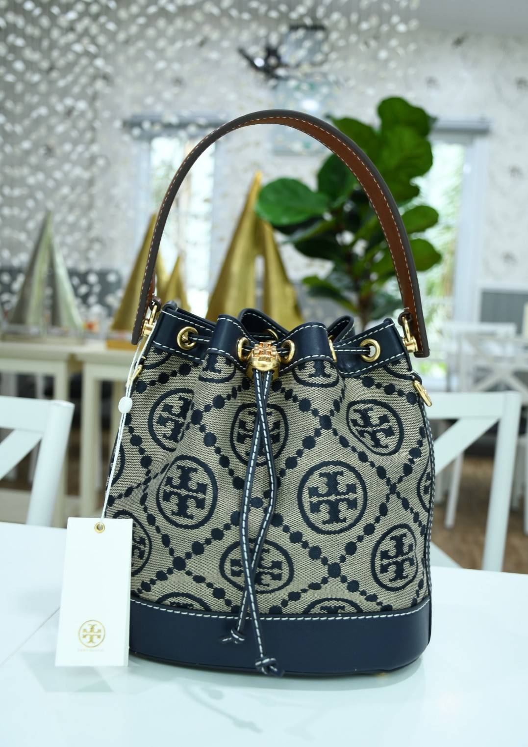 ของแท้ 💯% TORY BURCH Monogram Jacquard Bucket Bag กระเป๋าถือหรือสะพายไหล่ วัสดุผ้า Canvas โลโก้ Jacquard ทรงถัง ตั้งอยู่ทรง กระเป๋าปักลายแบรนด์ สวยหรู สายยาว Crossbody ได้ เปิด-ปิด โดยเชือกรูด เปิด-ปิดพร้อมสลับที่ประดับโลโก้ สวยหรู คุณนาย สุดๆ ไปเ