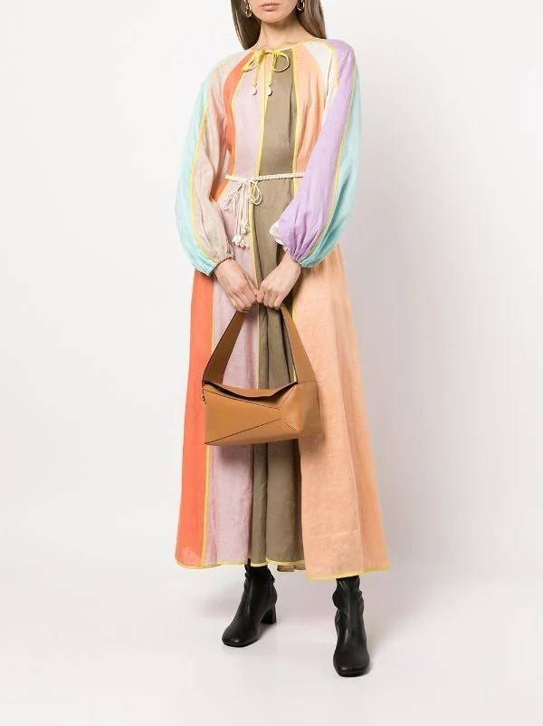 Loewe Puzzle Hobo bag กระเป๋ารุ่น Puzzle มีความพิเศษในหลายด้าน ไม่ว่าจะเป็นรูปทรงที่แปลกใหม่ มินิมอลด้วยโลโก้อนาแกรมแบบประทับ ดูหรู เป็นกระเป๋า Unisex ที่ไม่ว่าคุณจะเป็นผู้หญิงหรือผู้ชายก็ใช้งานได้ ลายกระเป๋าได้มาจากการนำหนังมาเย็บต่อกันทั้งหมด ถึงแม้ว่าข