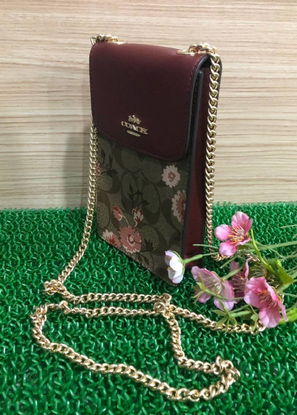 COACH PHONE CASE CROSSBODY BAG ((73486//76988//76357//39955//91046)) COACH NORTH/SOUTH CROSSBODY IN SIGNATURE CANVAS กระเป๋าใส่โทรศัพท์รุ่นนี้ มีความโดดเด่นทั้งดีไซน์และคุณสมบัติในการใช้งาน ด้วยลวดลายที่มีซิกเนเจอร์เป็นเอกลักษณ์แล้ว ด้านหลังยังมีช่องใส่กา