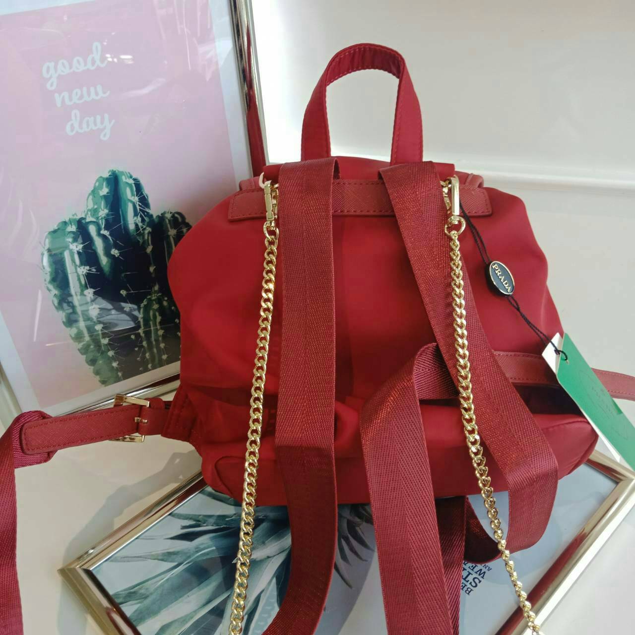 PRADA MINI BACKPACK with chain จากพรีเมี่ยมกิ้ฟจากเคาน์เตอร์แบรนด์วัสดุ Nylon เนื้อหนาคุณภาพดีตามแบบฉบับของแบรนด์ ขนาดมินิน่ารักเว่อร์ เปิดปิดด้วยฝากระดุม น้ำหนักเบา ภายในมี1ช่องซิป ซับใน Polyester 100% มาพร้อมหูหิ้วและสายสะพายเลื่อนปรับได้ ตัวจริงสวยมากๆ