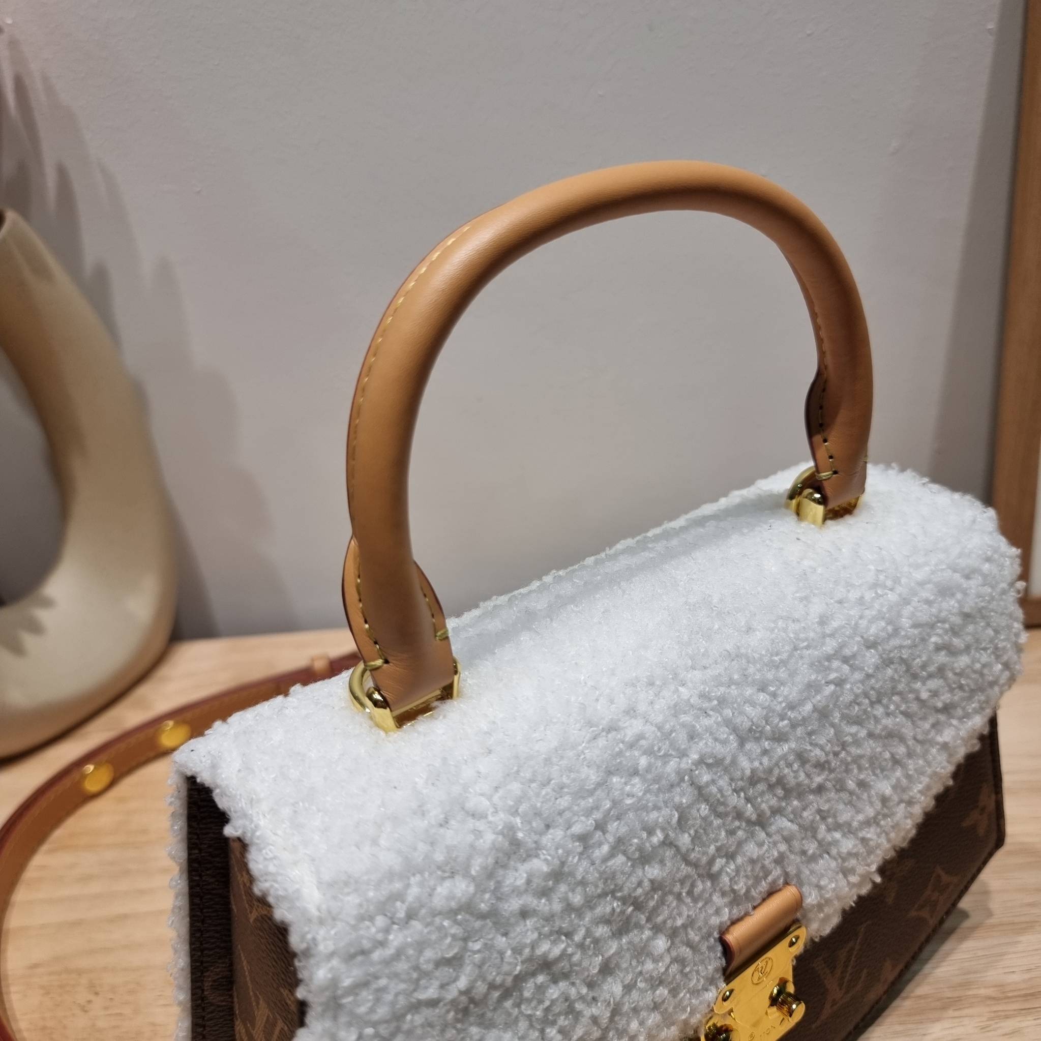LV EDEN FLEECE bag / LV CROSSBODY HAND BAG กระเป๋าสะพายดีไซน์ใหม่ แรร์ไอเท็มที่สาวๆต้องมี! ดีไซน์ตกแต่งขนฟูนุ่ม วัสดุหนังแคนวาส เปิด-ปิดกระเป๋าด้วยอะไหล่กดล็อค ภายในเป็นช่องโล่ง มีช่องซิปแยก มีหูจับในตัวและสายครอสบอดี้มาให้ ใช้งานง่าย เหมาะกับทุกสไตล์การแ