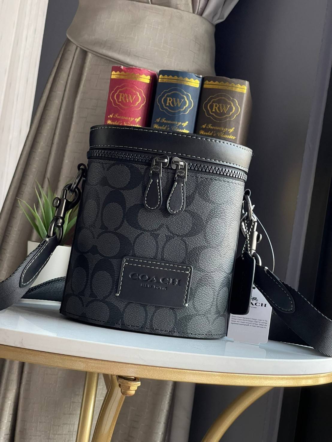 Coach Barrel Crossbody In Signature Canvas C9843 กระเป๋าถือสุดชิคตามแบบฉบับของ Coach ใบนี้หยิบมาแมตช์กับเสื้อผ้าได้ง่ายมาก ใช้งานได้แบบยูนิเซท ทั้งชายและหญิง เพราะมีดีไซน์ที่เรียบเก๋