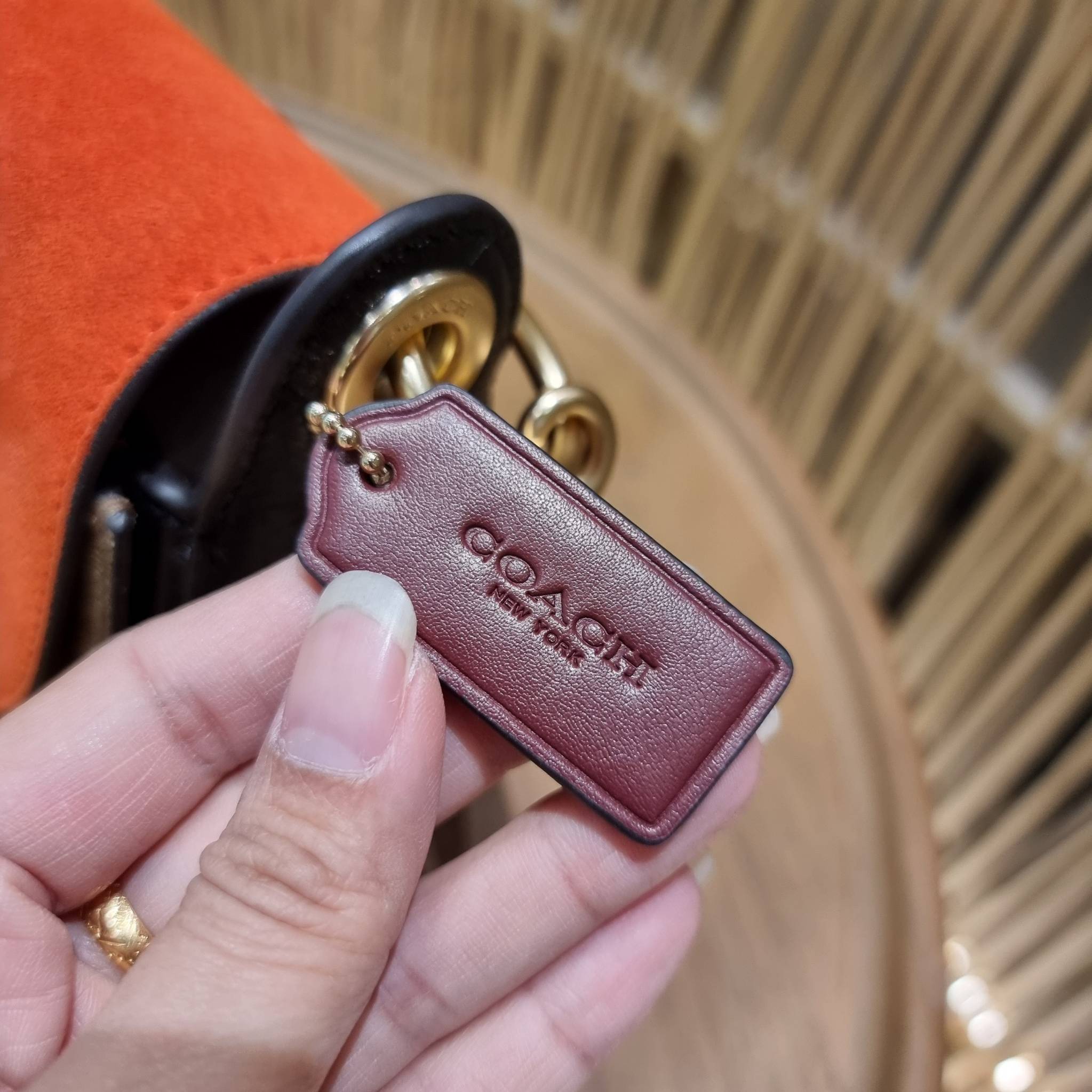 COACH C5691 KLEO SHOULDER BAG 17 IN SIGNATURE CANVAS ใหม่สุด!! สวยหรูไม่มีใครเกิน!! กระเป๋าสะพายสวยครบสูตร แค่เห็นก็ปิ๊ง!!วัสดุหนังแคนวาสสลับหนังแท้ ลงตัวที่หนึ่ง เปิด-ปิดด้วยสายคาดแม่เหล็กในตัว โดดเด่นมากๆ ภายในเป็นช่องโล่ง มีสายสะพายมาให้ถึง 2 แบบ สายคล