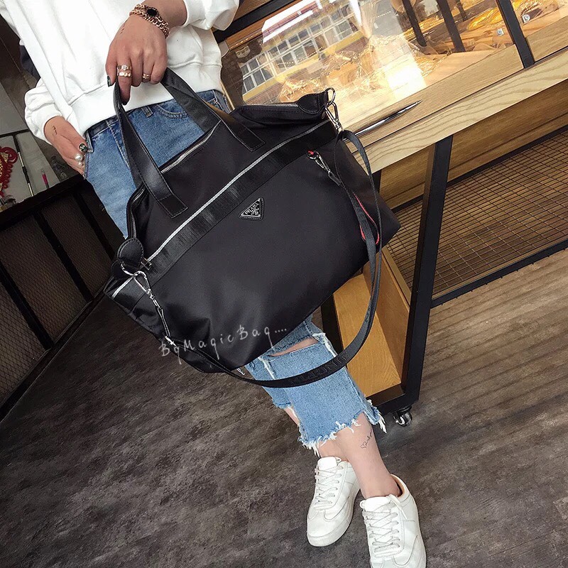 💕Prada💕 ใครกำลังมองหากระเป๋าใบใหญ่ ใส่ของเดินทางไปต่างจังหวัดได้ ขอแนะนำใบนี้เลยค่า เข้ากระแสมาก จุของได้เยอะสุดๆ งานติดโลโก้ ดูแพงมากๆ งานสวยผ้าไนล่อนอย่างหนา ดูมีราคาไม่ไก่กานะคะ สกรีนด้านหน้า อย่างดี สีไม่หลุดลอกง่าย น้ำหนักกระเป๋าเบา ใ