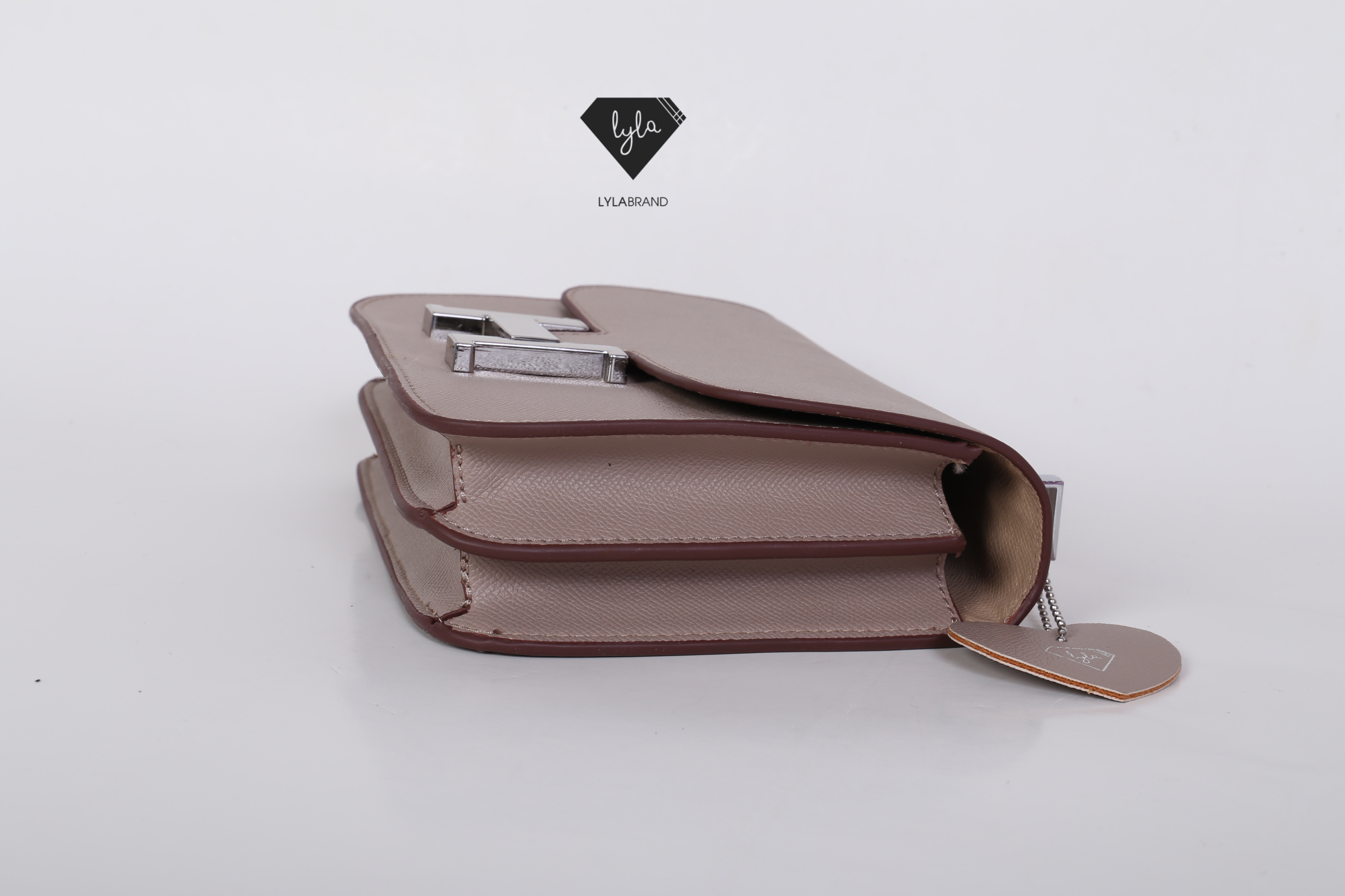 LYLABRAND🔔 Constance Size 23 Cm / Epsom ✨PU top premium นะคะ หนังดีเลอค่าน่าสอยมากกก บอกคำเดียวเลยว่าเด็ดสุด !! เหมือนหนังแท้เบอสุดค่ะคูณผู้หญิง ลูกค้าเก่าน่าจะทราบกันดีอยู่แล้วว่าคุณภาพของร้านนี้ต้องมาเป็นอันดับหนึ่งเท่านั้น อิอิ มีสายยาวส