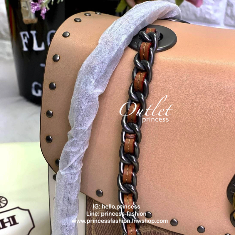 COACH PARKER SIGNATURE SHOULDER BAG กระเป๋าสะพายข้าง/ crossbody หนังแกะแท้ น้ำหนักเบา สวยหรู เปิดปิดกระเป๋าแบบหมุนล็อค อะไหล่รูปเป็นดอกคามิเลีย ภายในกระเป๋ากว้าง แบ่ง 2 ช่องหลัก ช่องซิปคั่นกลางเป็นสัดส่วน ใส่ wallet ยาว ของส่วนตัวใช้ได้ บุหนังกลับผสมกำมะห