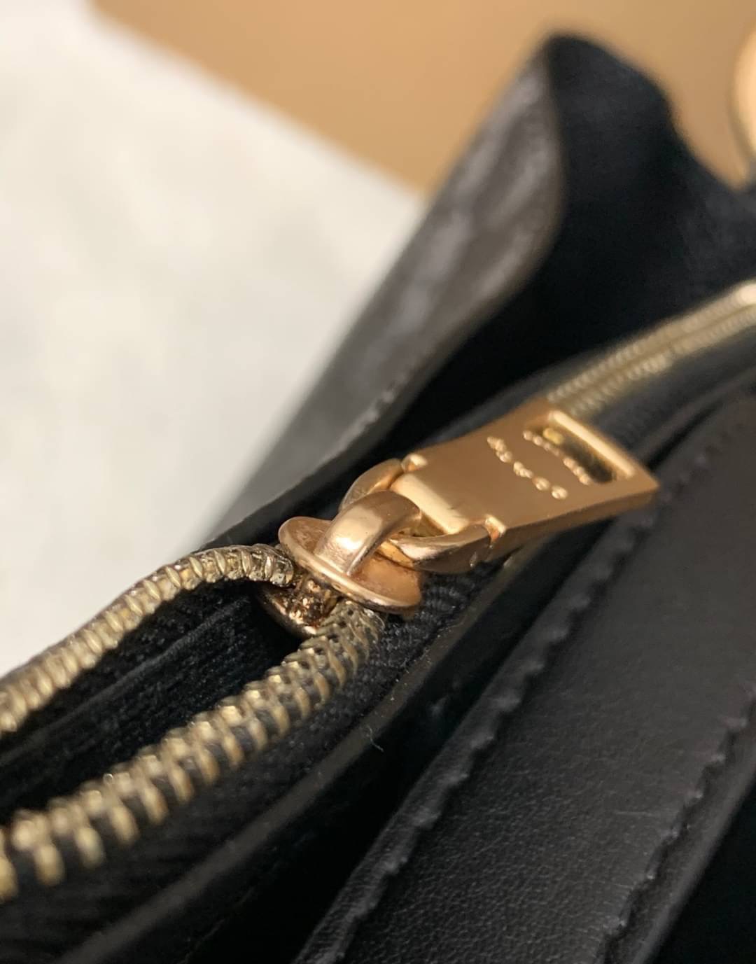 COACH TOWN BUCKET BAG WITH HORSE AND CARRIAGE PRINT ((2081-236)) 🔺กลับมาแล้ว ตามคำเรียกร้องค่ะ! กระเป๋าคล้องไหล่//สะพายข้างได้ วัสดุ pvc อย่างดี หนังนิ่มป่องพองตัวสวยงาม ลายรถม้าทั้งใบค่ะ ภายในกระเป๋าแบ่งเป็น2ช่องหลัก เปิดปิดแบบกระดุมแม่เหล็ก ภายใ