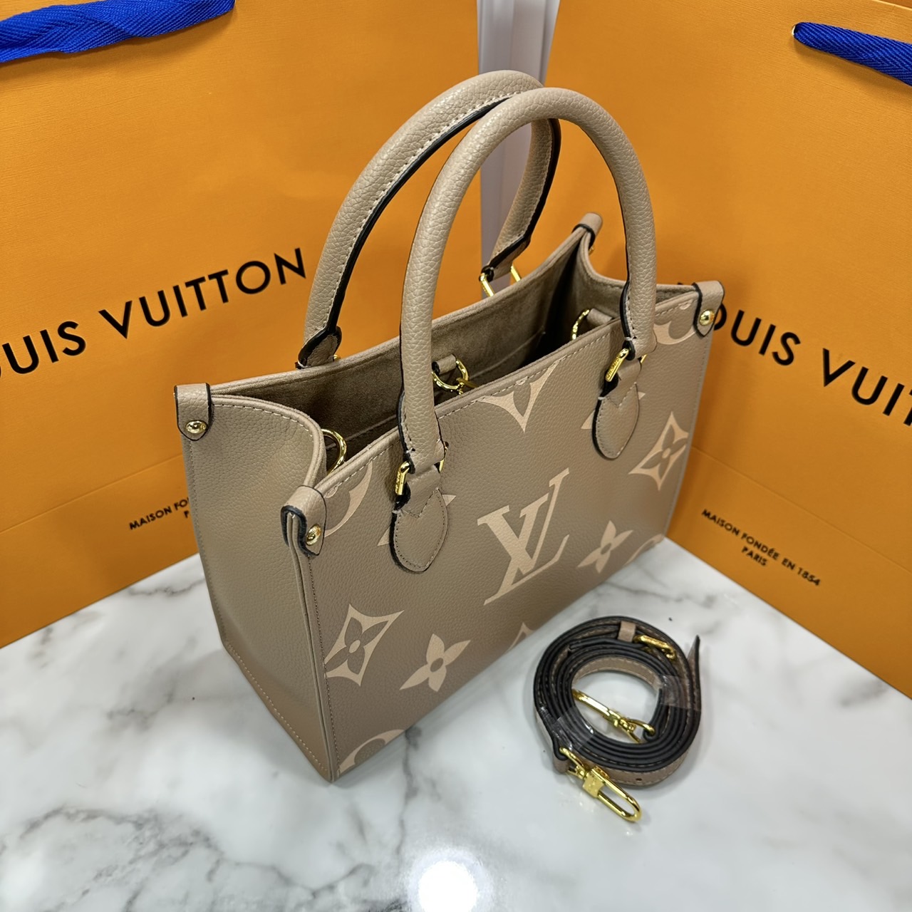 ORI หนังแท้ | LV OnTheGo PM bag กระเป๋าสะพายทรงโท้ท Monogram Empreinte ประทับลาย Medium Bicolor พกพาของใช้ที่จำเป็นอย่างมินิแท็บเล็ต เลือกใช้งานได้หลายรูปแบบ