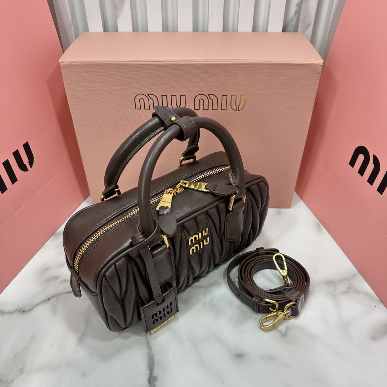ORI หนังแท้ | MIU MIU Arcadie matelassé nappa leather bag Small 22cm กระเป๋าสะพายทรงโฮโบลุคลูกคุณหรูหราด้วยดีไซน์จับจีบนูนลวดลายสามมิติซับซ้อนเป็นเอกลักษณ์ น่ารักๆเก๋ๆ สวยดูแพง หูจับในตัวง่ายและสะดวกพกพา