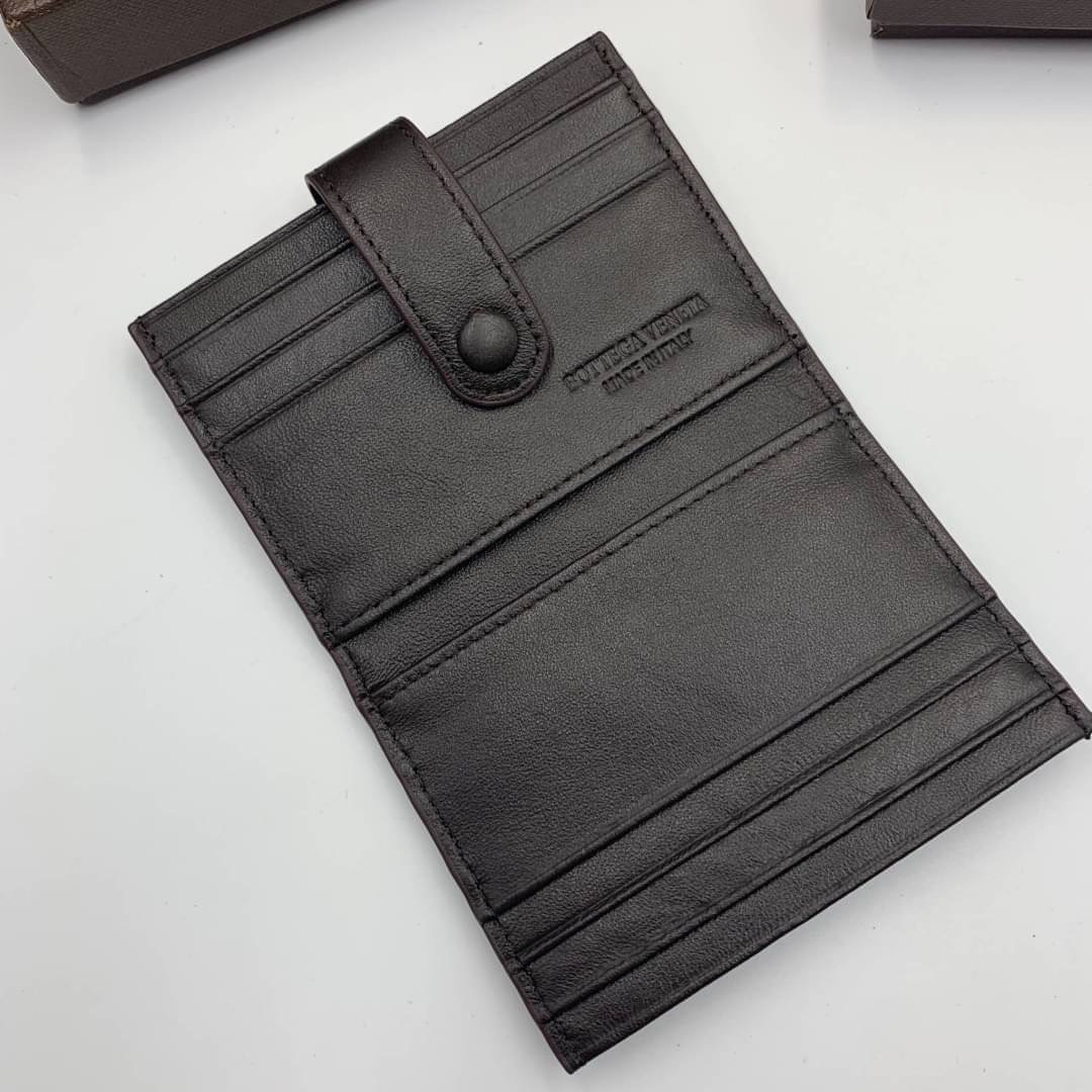 หนังแท้ BOTTEGA VENETA CARD HOLDER BI-FOLD / BV Card Holder พร้อมส่งที่ไทย กระเป๋าใส่บัตร 2 พับ รุ่นคลาสสิกที่หยิบมาใช้งานได้บ่อยที่สุด งานหนังลูกวัวแท้ทั้งใบ ใช้ทนทานได้นาน ใช้ทนทานได้นานภาพสินค้าถ่ายจากงานขายจริง ใช้งานต่างประเทศได้ค่ะ