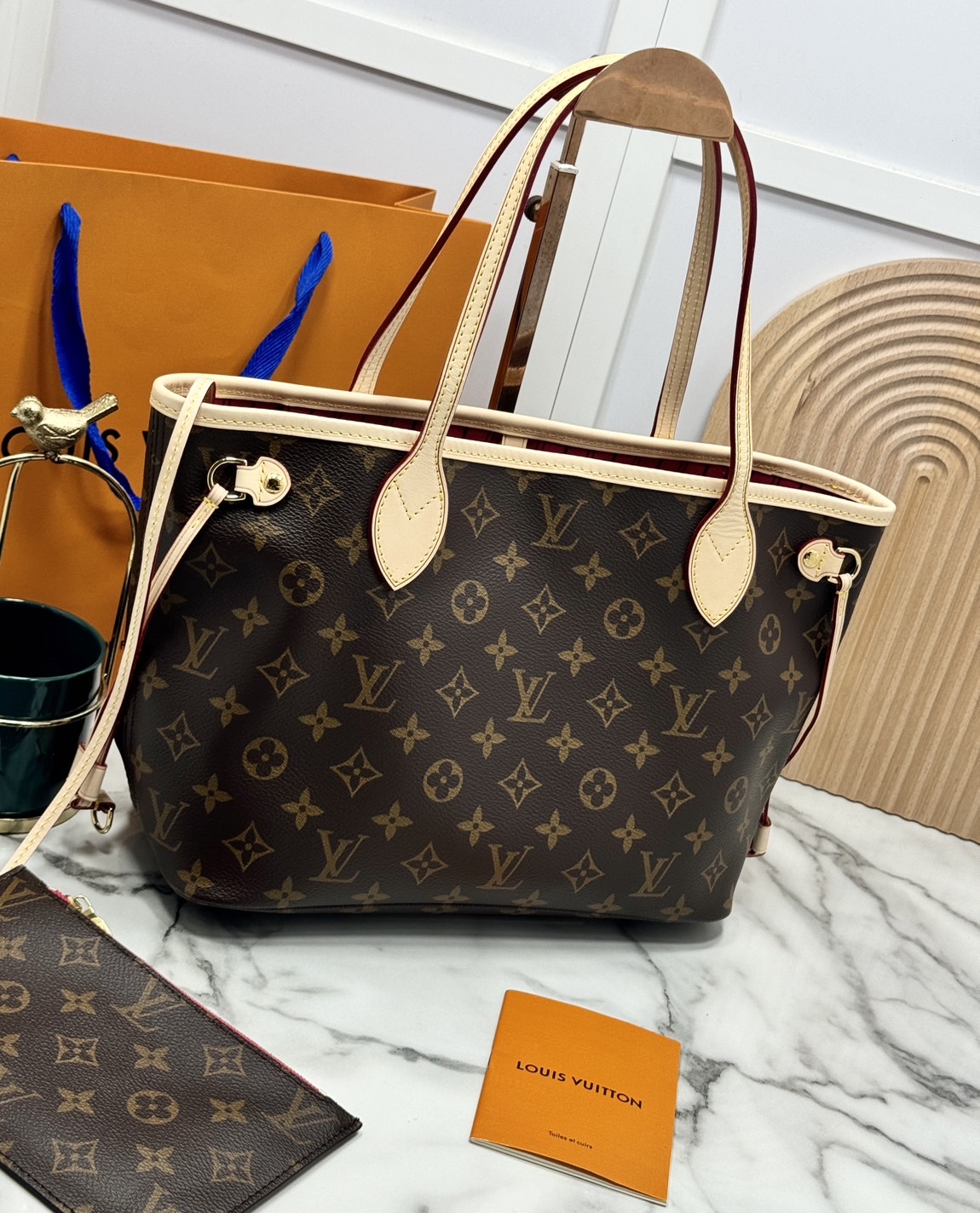 TOP ORI หนังแท้ | LV Neverfull PM bag Monogram Canvas กระเป๋าสะพายทรงโท้ท PM ดีไซน์คลาสสิกเหนือกาลเวลาเข้ากับดีเทลที่สืบทอดมายาวนาน Monogram แคนวาสแต่งขอบหนัง ดีไซน์พื้นที่ด้านในกว้างทว่าดูเพรียวบาง