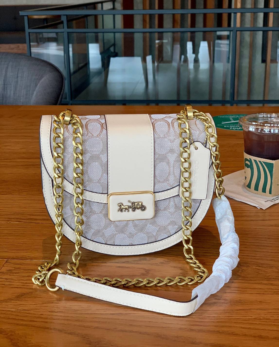 COACH ALIE SADDLE BAG IN SIGNATURE JACQUARD (C4694//C3464) New item!! กระเป๋าสะพายทรง saddle ดีไซน์วินเทจย้อนยุค แฝงความหรูในตัวด้วยอะไหล่สีทองเหลือง โดดเด่นไม่ซ้ำใครแน่นอน วัสดุผ้า jacquard สลับหนังแท้ ภายในเป็นช่องโล่ง มาพร้อมสายสะพายครอสบอดี้ ที่สามารถ