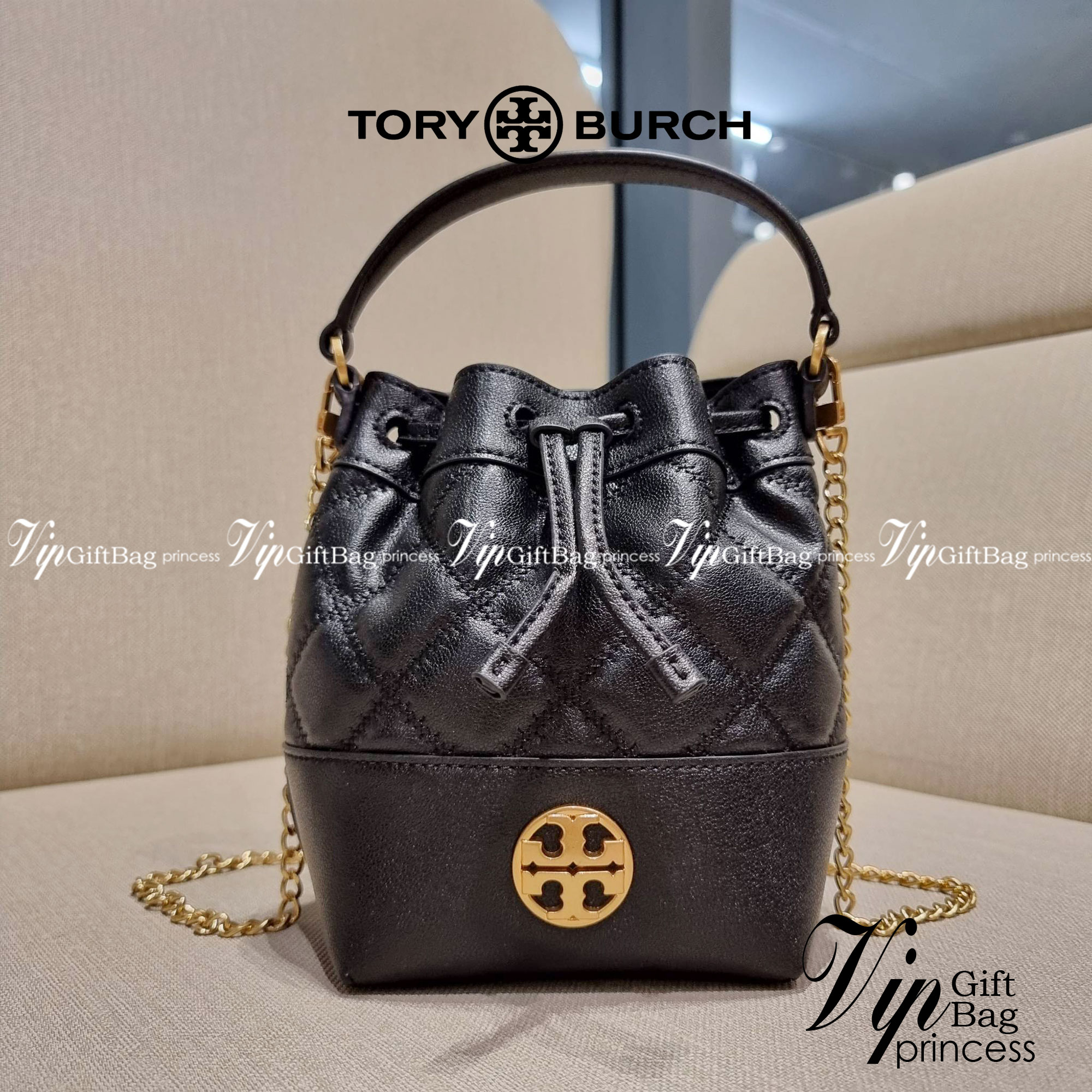 TORY BURCH WILLA MINI BUCKET BAG สุดปัง กระเป๋าสะพายทรงบัคเก็ต สวยผู้ดี โดดเด่นด้วยโลโก้สีทองดูหรู อัพลุคผู้ดี๊ผู้ดี วัสดุหนังแท้ ดีไซน์บุนวม เส้นคมดีเทลหรู เปิด-ปิดหนังรูดปากกระเป๋า มีหูหิ้วในตัว คล้องแขนเก๋ๆ ภายในเป็นช่องโล่ง มีช่องย่อย ใส่ของสำคัญจุกจิ