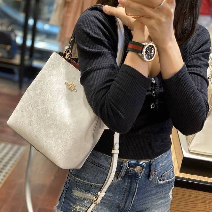 COACH 2312 SMALL TOWN BUCKET BAG IN SIGNATURE CANVAS รุ่นยอดนิยมใบเล็กมาครบสีแล้วจ้า กระเป๋าทรงบัคเก็ต สีผู้ดี๊ผู้ดี ตัวกระเป๋าดีไซน์คลาสสิคลายซี ดูโดดเด่น วัสดุหนังแคนวาสเคลือบลาย สวยคมทุกมุมจริงๆ!! เปิด-ปิดด้วยกระดุมแม่เหล็กทั้ง 2 ฝั่ง ภายในเป็นช่องโล่ง