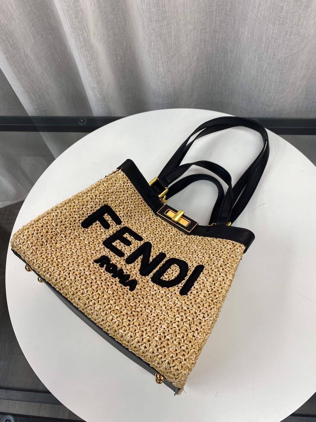 Fendi New Tote Gift bag กระเป๋าสานถือหรือสะพายข้าง ด้านหน้าปักโลโกแบรนด์ อะไหล่ทองหรูหรา น้ำหนักเบา ด้านในโล่ง จุของได้เยอะ สายสั้นสายยาวถอดสายไม่ได้ พับเก็บด้านในกระเป๋าได้ เหมาะกับวันสบายๆ ใบเดียวเที่ยวได้หมดไม่มีเอ้า จะถือหรือสะพายข้างก็เริ่ด ใบนี้เรีย