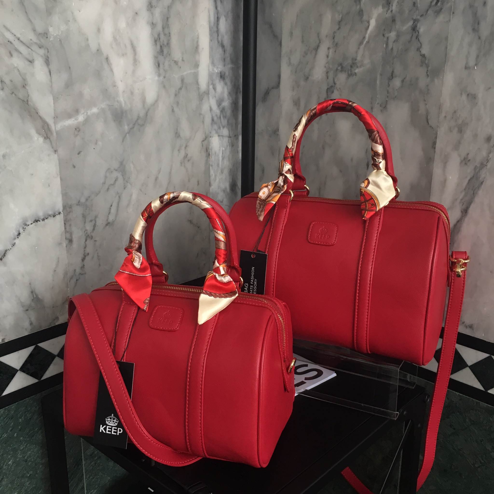 รุ่นใหม่ล่าสุด หนังแกะสวยมากคะ สีเข้าใหม่ >> REDRED รุ่น KEEP sheep leather Pillow bag สวย น่ารัก ขนาดตอบทุกโจทย์การใช้งาน เห็นแล้ว #หลงรักเลยคะ ตัวกระเป๋าขนาดกำลังดี จุของคุ้ม หนังแกะ สวยมาก ดูแลรักษาง่าย ประดับด้วยผ้าพันหูกระเป๋า ทำให้กระเป๋าเก๋ ข