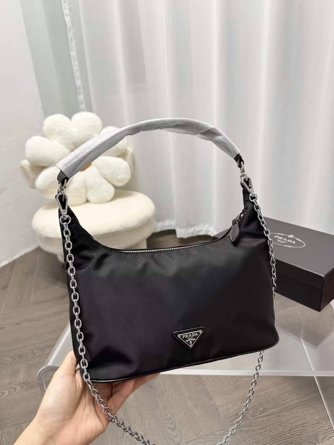 PRADA nylon shoulder bag กระเป๋าถือ/สะพายไหล่ พร้อมสายสะพายยาวโซ่สีเงินถอดได้ ขนาดกำลังดี ราคาน่ารัก อีกไอเท็มสุดคุ้มที่ทุกคนต้องได้มีสวยก่อนใคร!