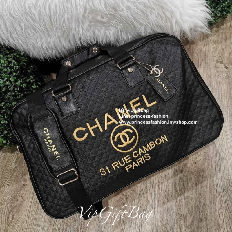 Chanel VIP Gift Large Travel Bag กระเป๋าใบใหญ่ Gift With Purchase (GWP) รุ่นใหม่ล่าสุด Limited Edition พรีเมี่ยมกิ๊ฟของเเท้จาก Chanel Counter ดีไซน์ทรงเหลี่ยมวัสดุหนังลายตารางเนื้อหนาสีดำกันนำ้ดูแลรักษาทำความสะอาดง่าย เปิดปิดด้วยซิปสะดวกใช้ ใบใหญ่จุใจ น้ำ