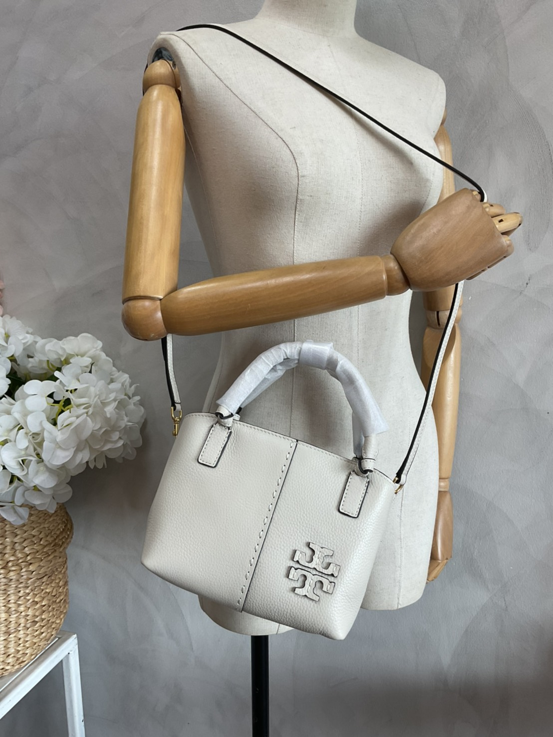 Tory Burch McGraw Mini Satchel กระเป๋าถือ/สะพาย Crossbody วัสดุหนังลูกวัวแท้ 100% ด้านหน้าประดับโลโก้หนัง ตัดเป็นรูปตัว T สัญลักษณ์แบรนด์ ตัวกระเป๋าเดินด้ายเล่นลายเพิ่มลูกเล่น เพื่อความเก๋!!