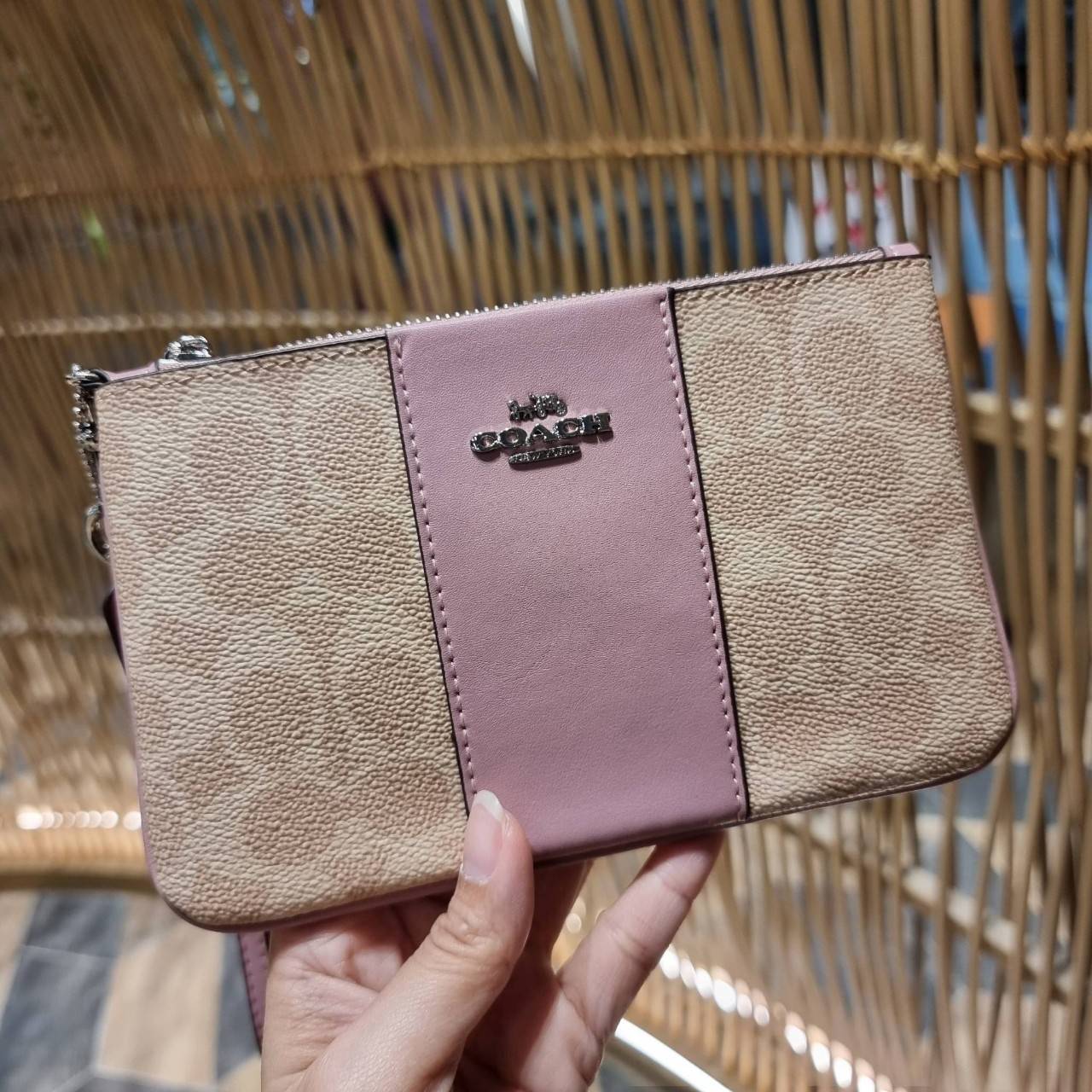 COACH 32445 SMALL WRISLET IN COLORBLOCK SIGNATURE CANVAS คอลเลคชั่นคัลเลอร์บล็อคสวยหรู ในรูปแบบกระเป๋าคล้องมือ ขนาดพกพา ไซส์กำลังสวยมากๆ พกง่ายไปเลยจ้า วัสดุหนังแคนวาส ตัดหนังแท้ ภายในโล่ง มีช่องใส่บัตร ตอบโจทย์สาวๆที่ไม่ชอบความพะรุงพะรัง พกใบนี้คือสะดวกส