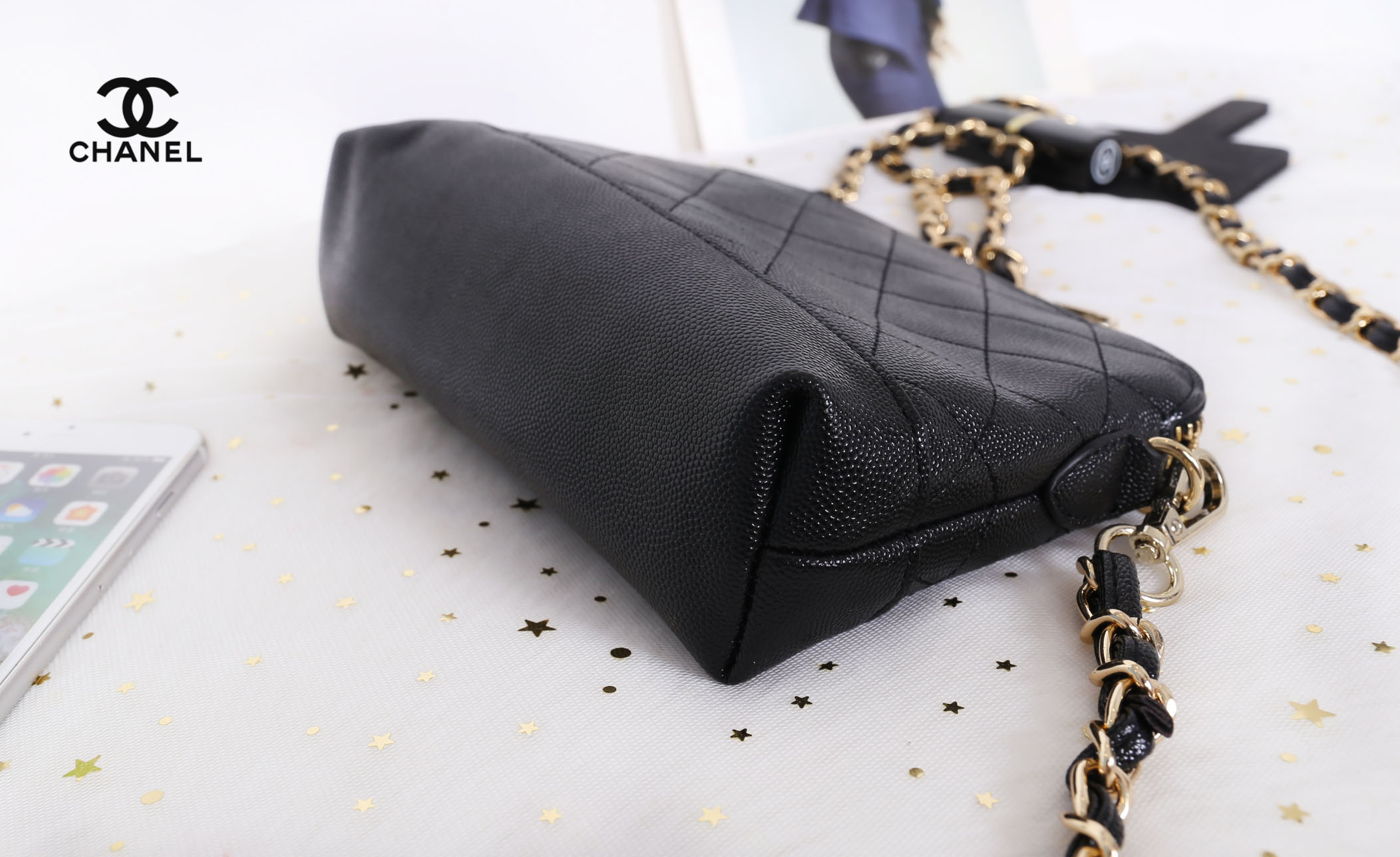 CHANEL Caviar Wristlet Crossbody Bag / Chanel Shoulder Bag With Chain กระเป๋าหนังลายเวียร์ปั๊มโลโก้แบรนด์ด้านหน้าสวยหรูดูแพง มาพร้อมจี้โลโก้แบรนด์ห้อยสีทองเก๋ๆน่ารัก